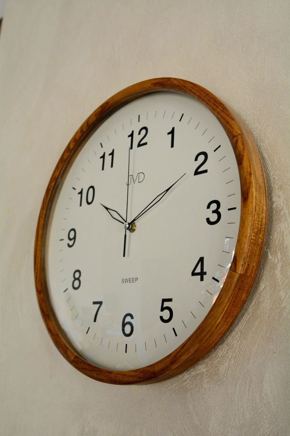 Zegar ścienny drewniany z cichym mechanizmem JVD NS24021.78. Czytelny zegar ścienny w okrągłej drewnianej obudowie dębowy.jpg