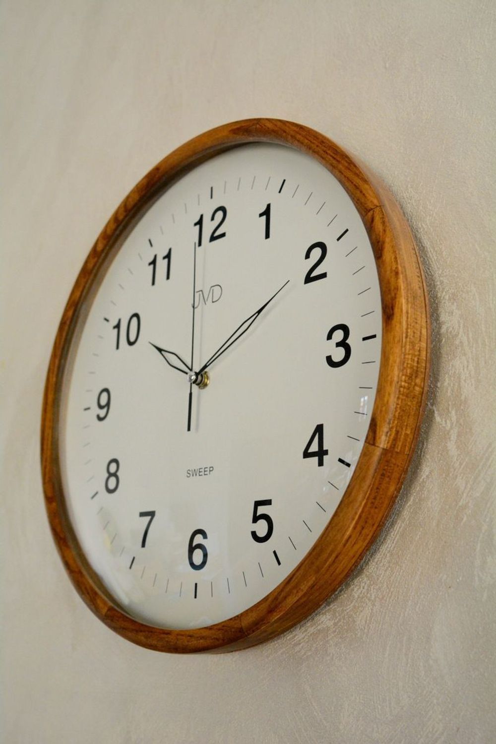 Zegar ścienny drewniany z cichym mechanizmem JVD NS24021.78. Czytelny zegar ścienny w okrągłej drewnianej obudowie dębowy.jpg