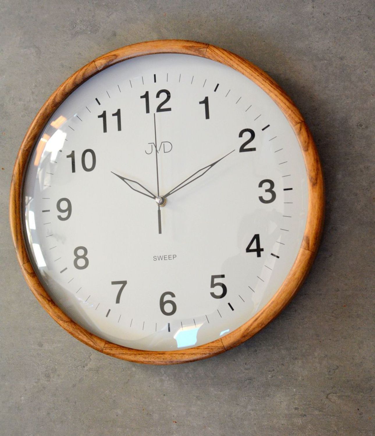 Zegar ścienny drewniany z cichym mechanizmem JVD NS24021.78. Czytelny zegar ścienny w okrągłej drewnianej obudowie dębowy.jpg