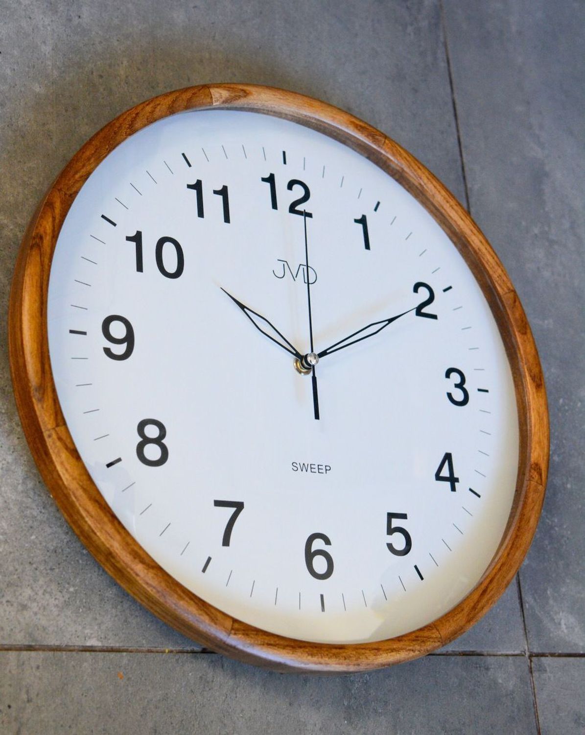 Zegar ścienny drewniany z cichym mechanizmem JVD NS24021.78. Czytelny zegar ścienny w okrągłej drewnianej obudowie dębowy.jpg