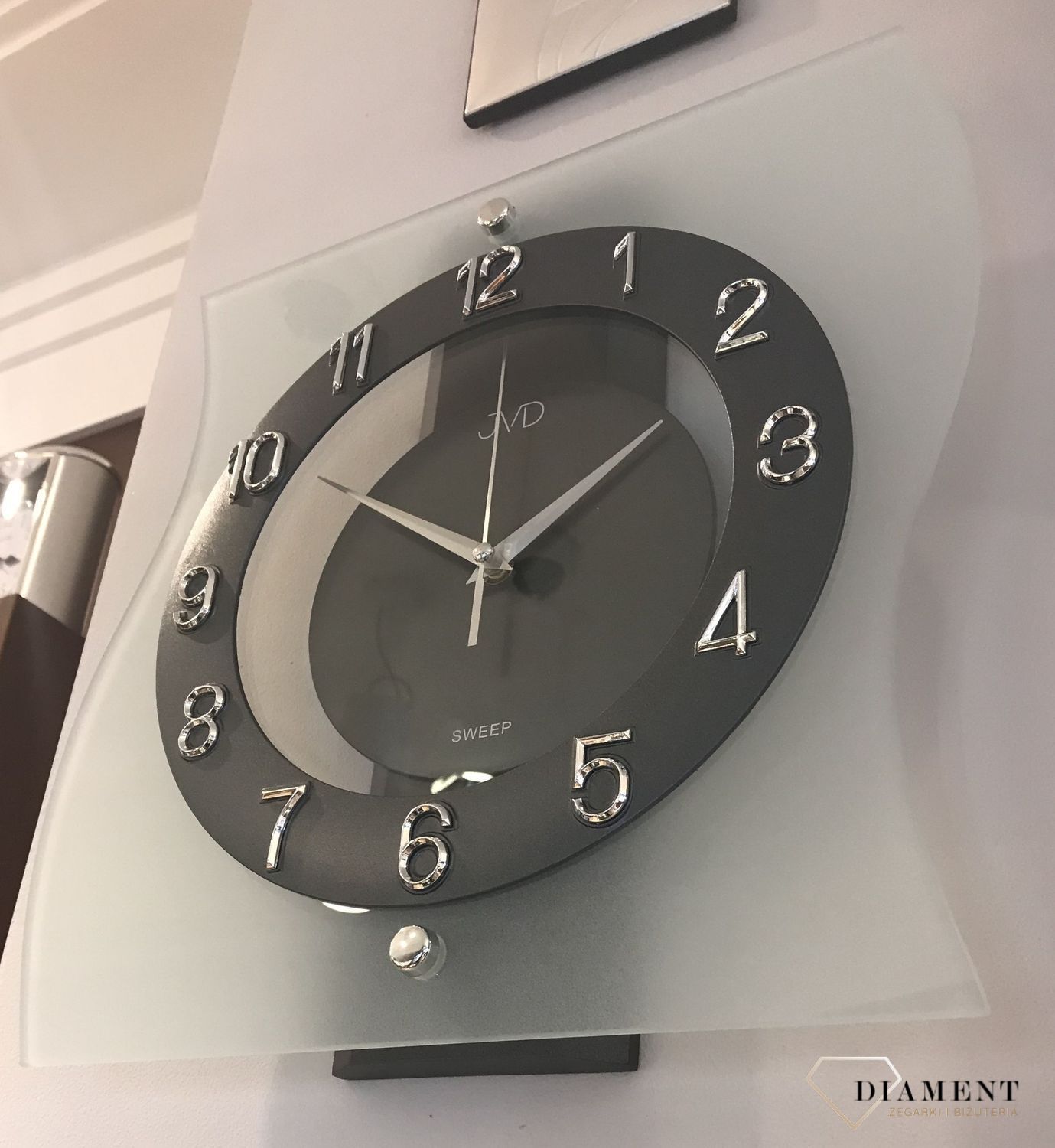 Piękny zegar ścienny idealny do salonu, kuchni. Zegar JVD w szklanej obudowie z ciemną tarczą i wyraźnymi cyframi arabskimi. Darmowa wysyłka!.jpg