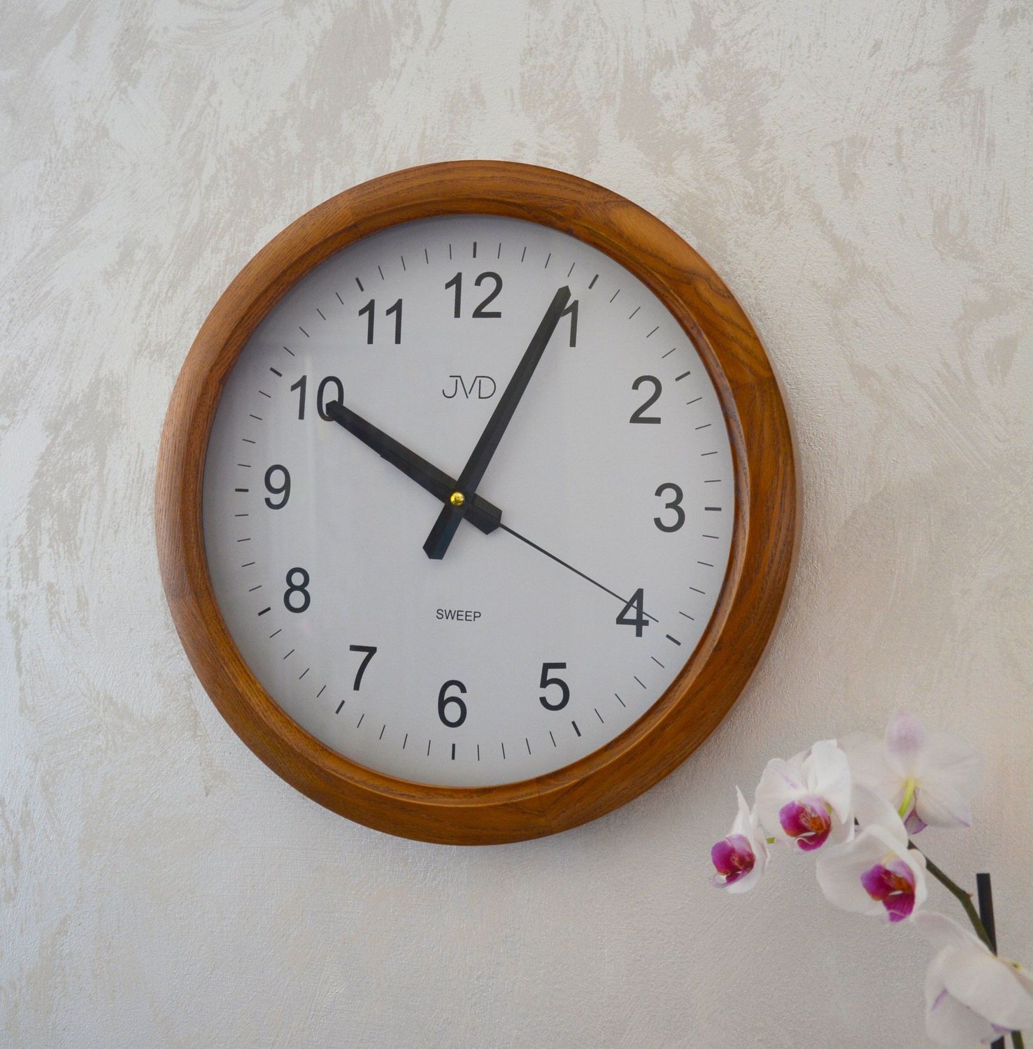 Zegar ścienny wykonany z drewnianej obudowy. Zegar w kolorze dębu, pasujący do większości wnętrz. Darmowa wysyłka! Zapraszamy www.zegarki-diament.pl.jpg