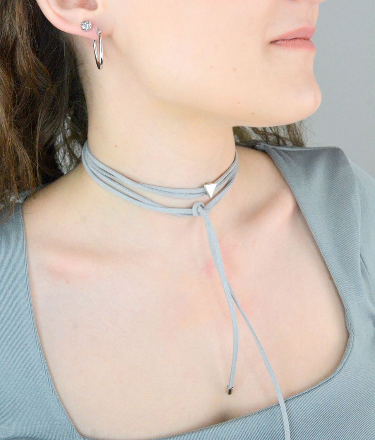 Naszyjnik choker wiązany DIA-NSZ-0061-SZARY Ciekawy, oryginalny naszyjnik choker to dodatek idealny na lato. Choker to obecnie jeden z najmodniejszych rodzajów naszyjników, kojarzony z modą festiwalową i1młodzieżową.jpg