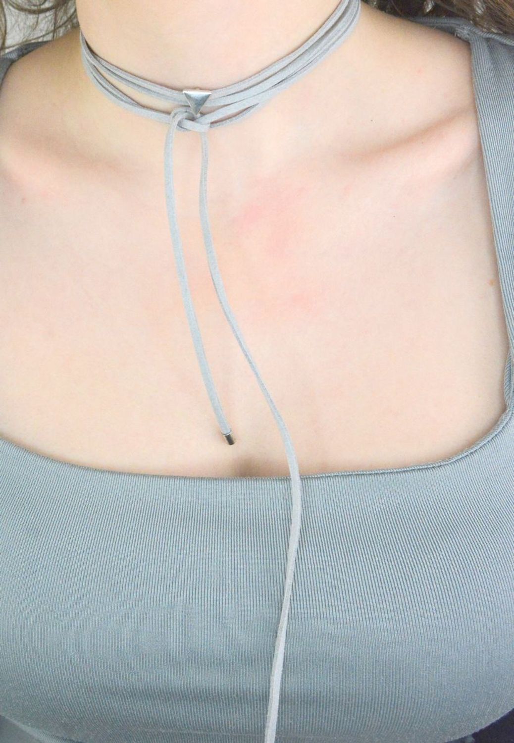 Naszyjnik choker wiązany DIA-NSZ-0061-SZARY Ciekawy, oryginalny naszyjnik choker to dodatek idealny na lato. Choker to obecnie jeden z najmodniejszych rodzajów naszyjników, kojarzony z modą festiwalową i1młodzieżową.jpg