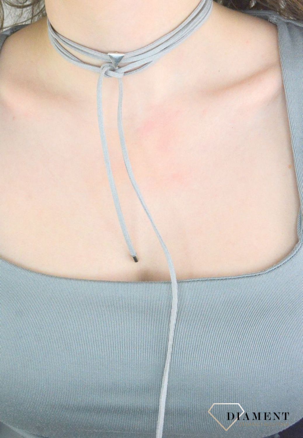 Naszyjnik choker wiązany DIA-NSZ-0061-SZARY Ciekawy, oryginalny naszyjnik choker to dodatek idealny na lato. Choker to obecnie jeden z najmodniejszych rodzajów naszyjników, kojarzony z modą festiwalową i1młodzieżową.jpg