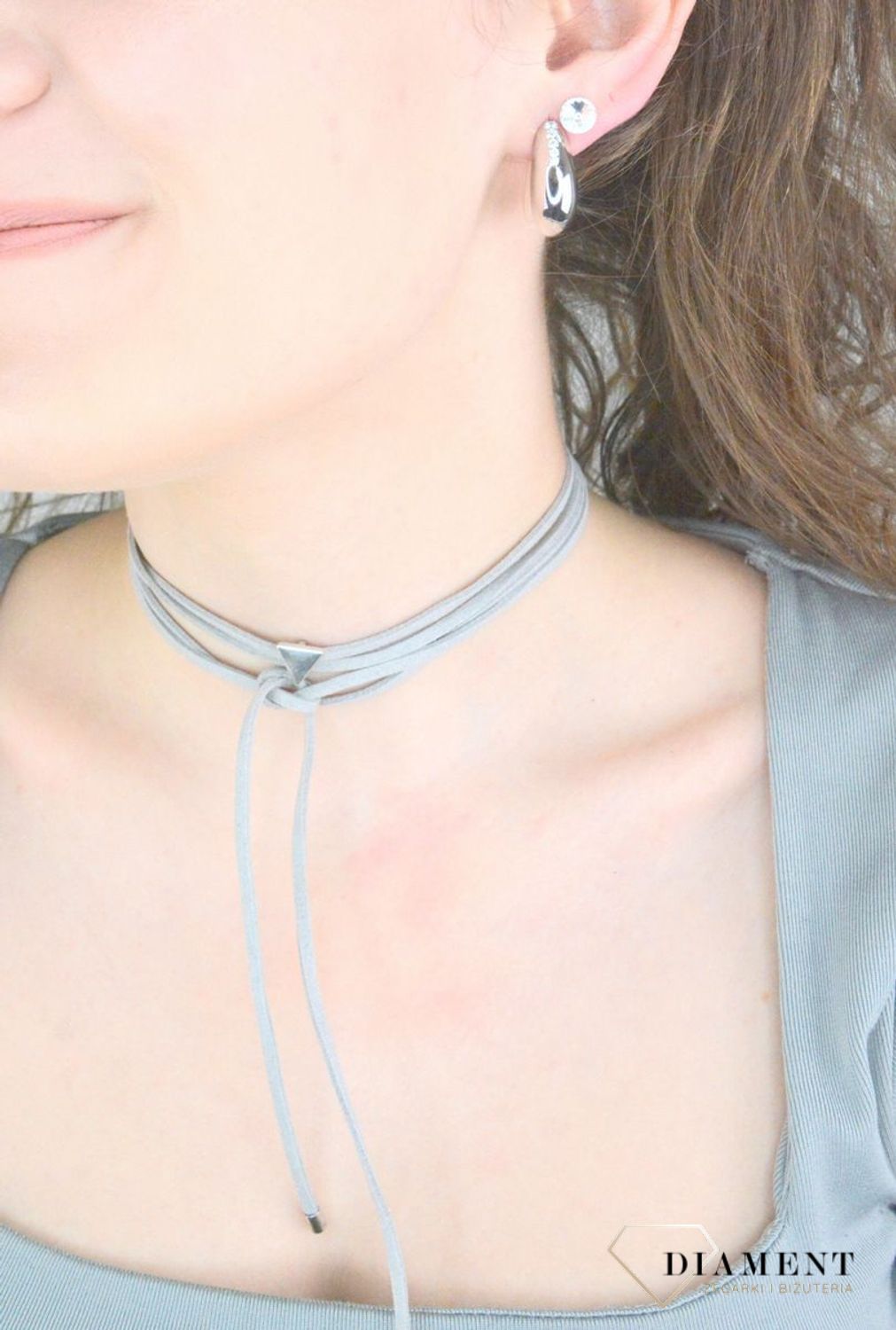 Naszyjnik choker wiązany DIA-NSZ-0061-SZARY Ciekawy, oryginalny naszyjnik choker to dodatek idealny na lato. Choker to obecnie jeden z najmodniejszych rodzajów naszyjników, kojarzony z modą festiwalową i1młodzieżową.jpg