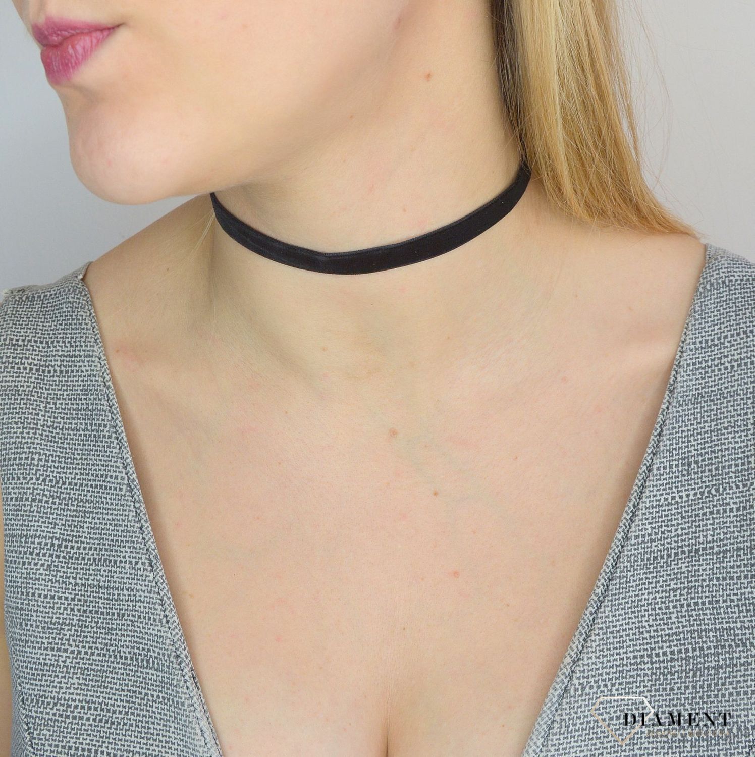 Naszyjnik hit blogerek  czarna aksamitka pozłacane zapięcie DIA-NSZ-0070-CZARNY.jpg