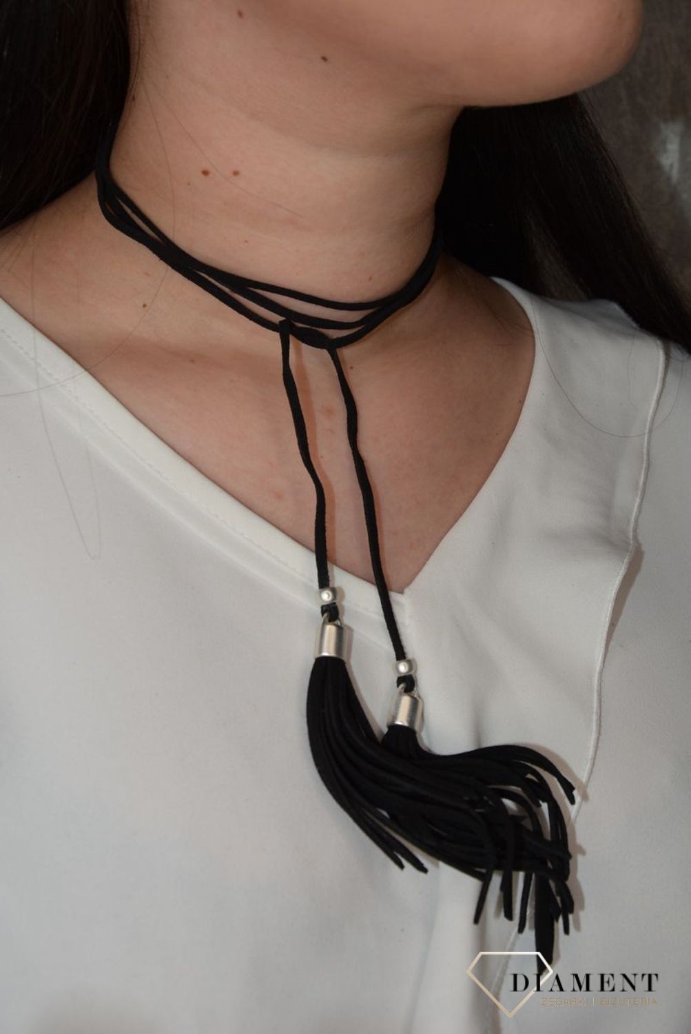 Naszyjnik choker czarny rzemyk z chwostami i srebrnymi dodatkami DIA-NSZ-0081-CZARNY. Ciekawy, oryginalny naszyjnik choker to dodatek idealny na lato..jpg