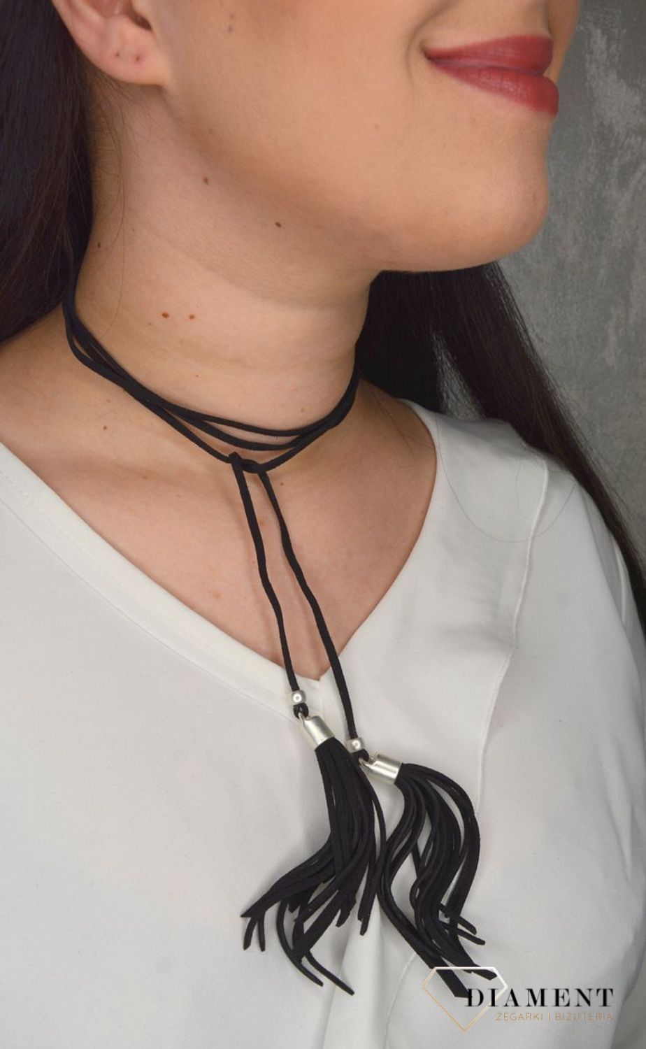 Naszyjnik choker czarny rzemyk z chwostami i srebrnymi dodatkami DIA-NSZ-0081-CZARNY. Ciekawy, oryginalny naszyjnik choker to dodatek idealny na lato..jpg