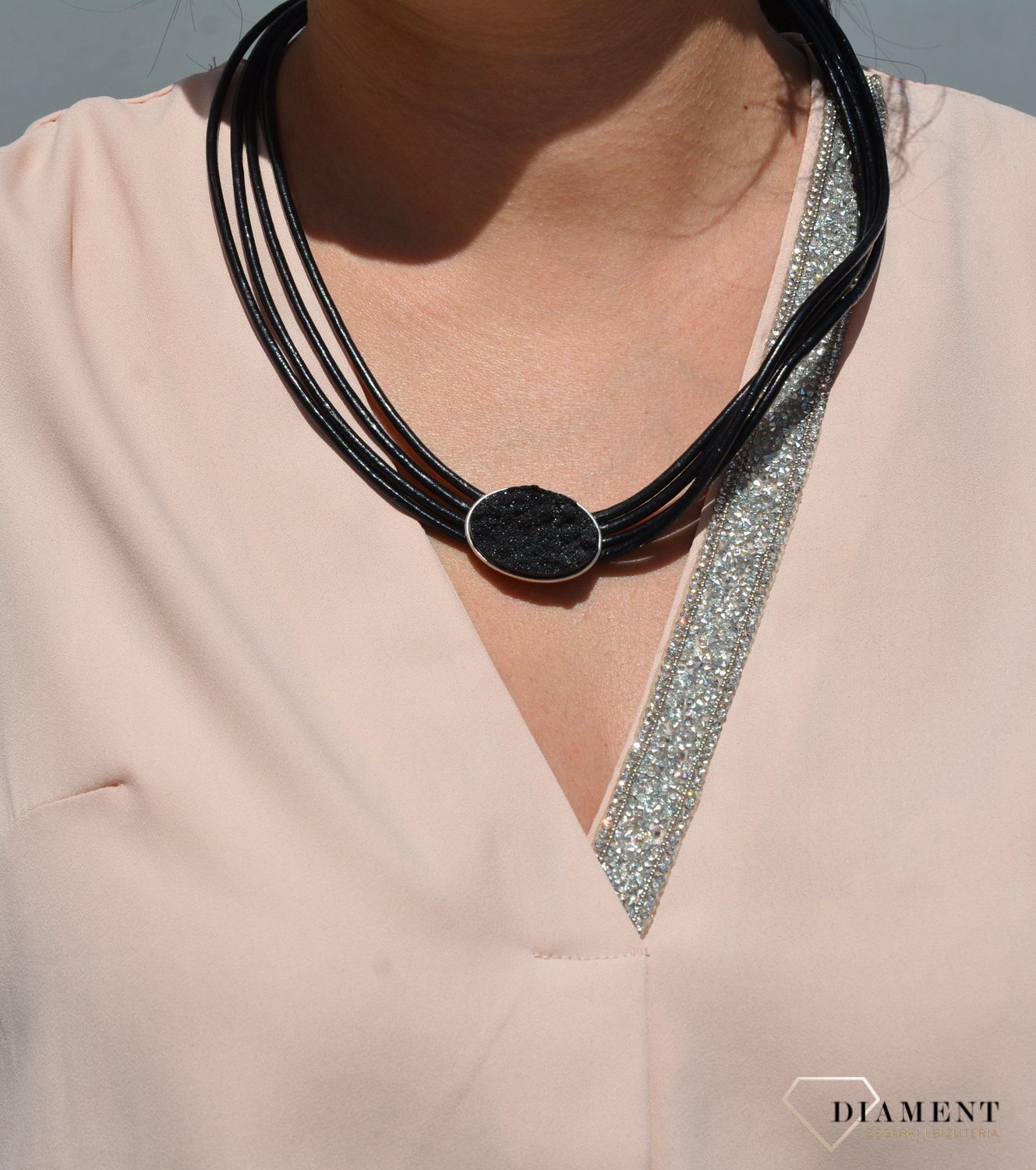 Naszyjnik damski skórzany z kamieniem węglowym.jpg