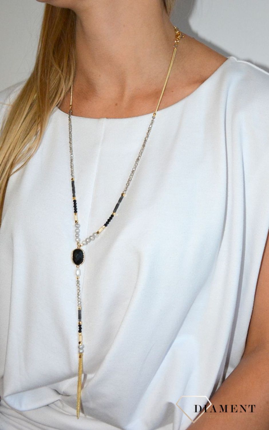 Długi naszyjnik w kolorze złota z elementami ozdobnymi.jpg