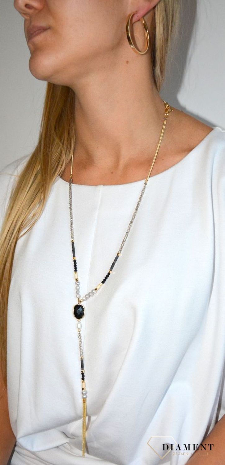 Długi naszyjnik w kolorze złota z elementami ozdobnymi.jpg