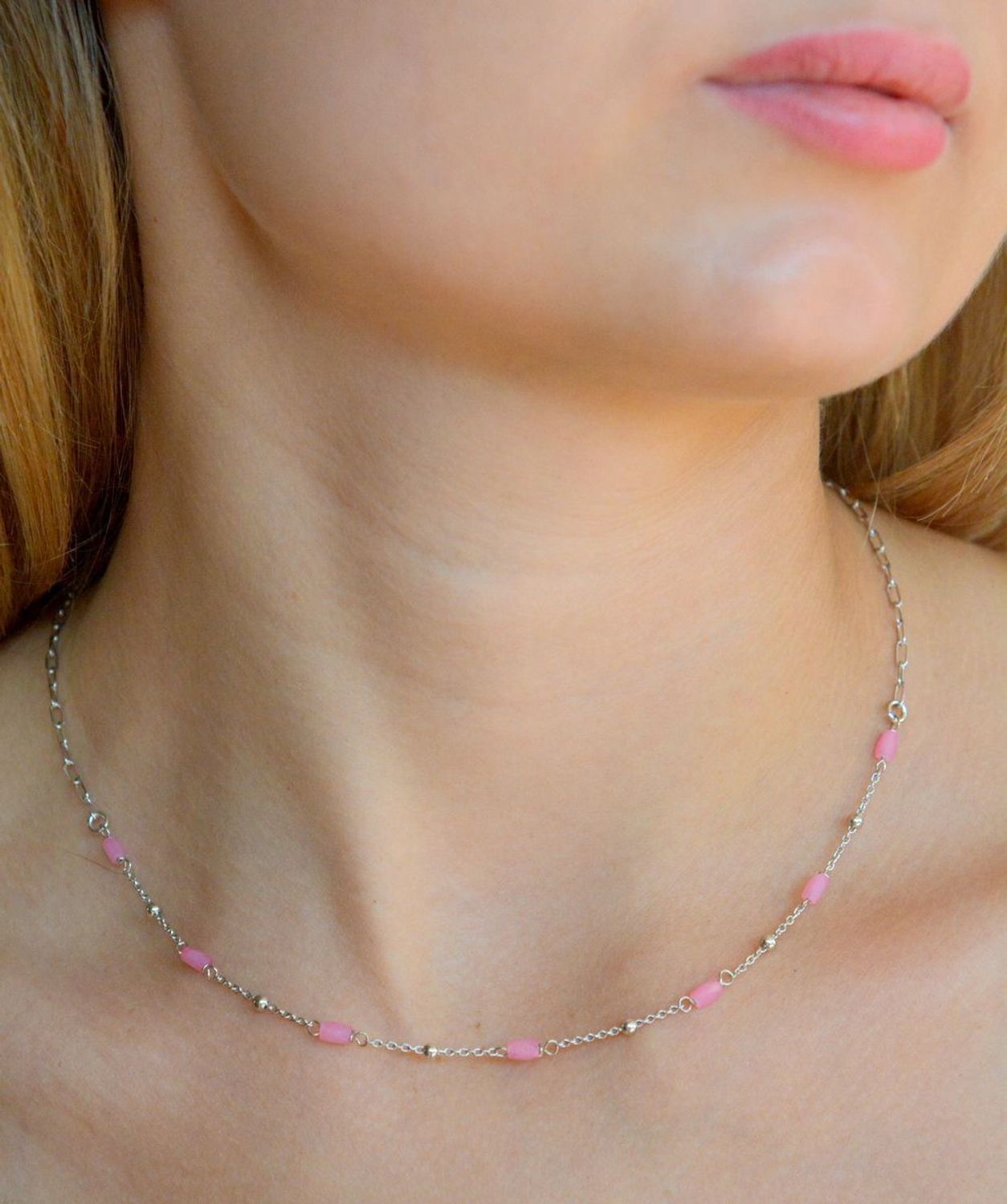 Srebrny naszyjnik damski celebrytka z różowymi koralikami DIA-NSZ-10124-925. Srebrny naszyjnik damski. Srebrny naszyjnik celebrytka idealny na prezent. Srebrny naszyjnik damski z różowymi koralikami.  (2).jpg