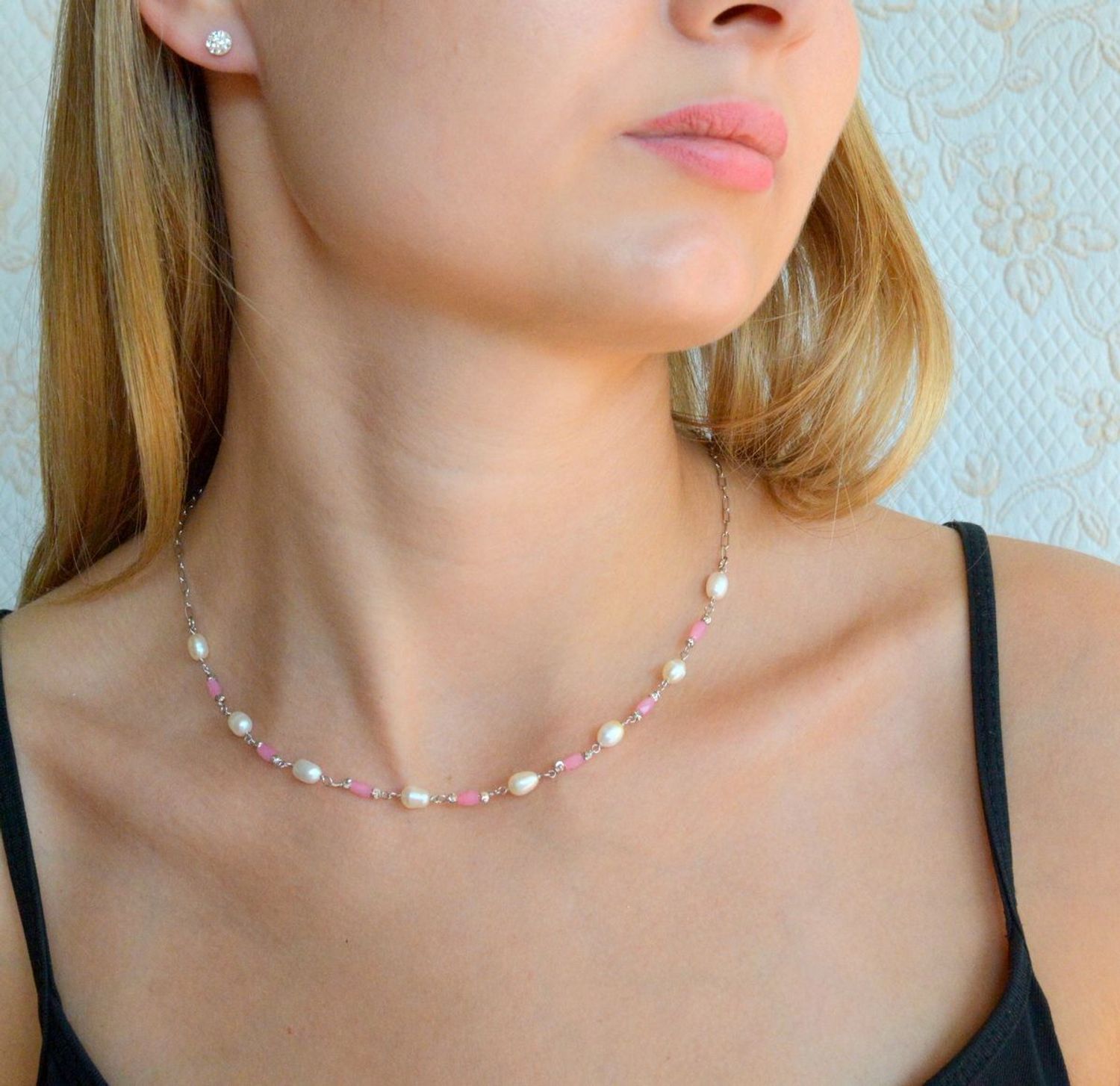 Srebrny naszyjnik damski celebrytka z różowymi koralikami i perłami DIA-NSZ-10152-925. Srebrny naszyjnik damski. Srebrny naszyjnik idealny na prezent. Srebrny naszyjnik z perłami. Srebrny naszyjnik z różowymi koralikami (2).jpg
