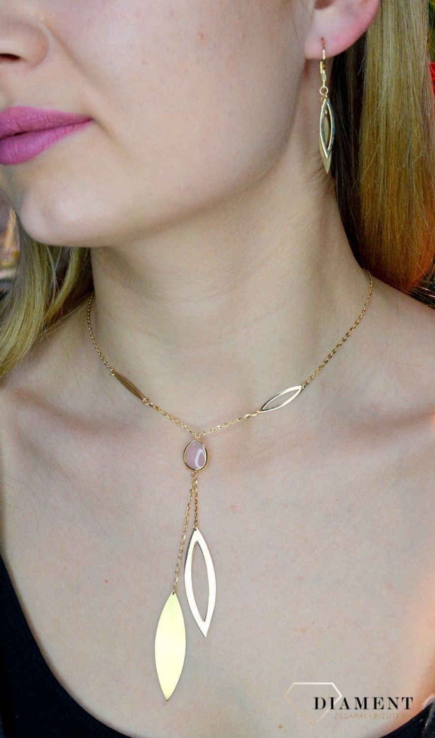 Złoty naszyjnik 585 celebrytka z podłużnymi zawieszkami i różową cyrkonią DIA-NSZ-10208G-585.Złoty naszyjnik idealnie sprawdzi się w minimalistycznych zestawieniach na co dzień, ujmując jednocześnie starannym oraz estety.jpg