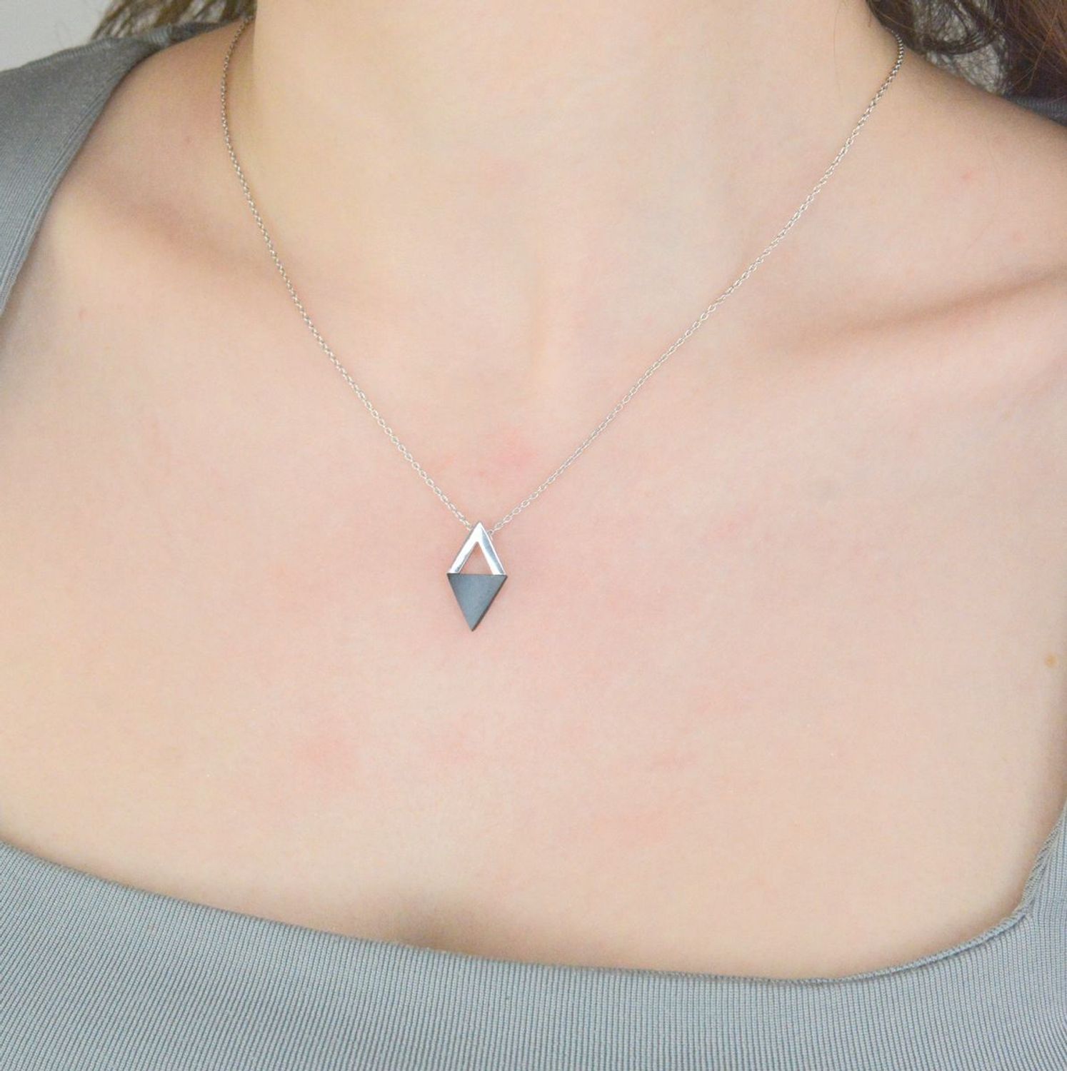 Naszyjnik onyks czarna emalia DIA-NSZ-10363-925  Naszyjnik wykonany z najwyższej jakości srebra. Idealny pomysł na prezent dla każdej kobiety. Naszyjnik w kształcie rąbu wykonany z próby 925  1.jpg