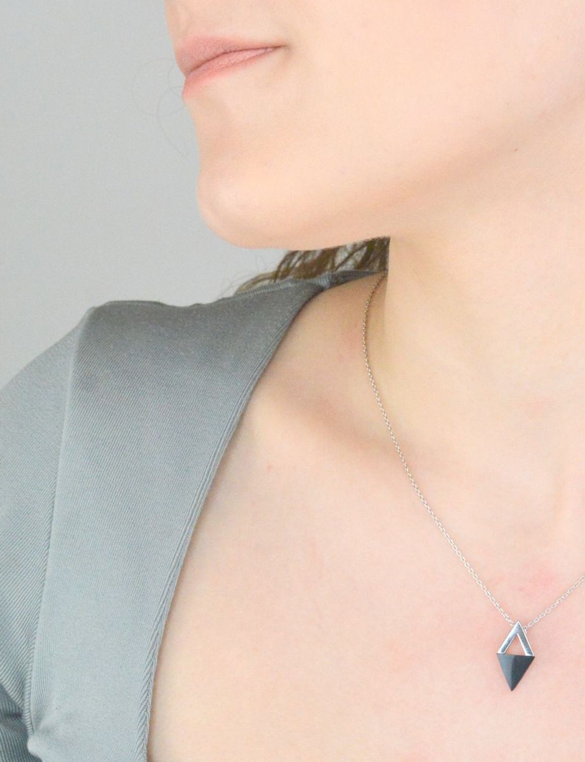 Naszyjnik onyks czarna emalia DIA-NSZ-10363-925  Naszyjnik wykonany z najwyższej jakości srebra. Idealny pomysł na prezent dla każdej kobiety. Naszyjnik w kształcie rąbu wykonany z próby 925  1.jpg