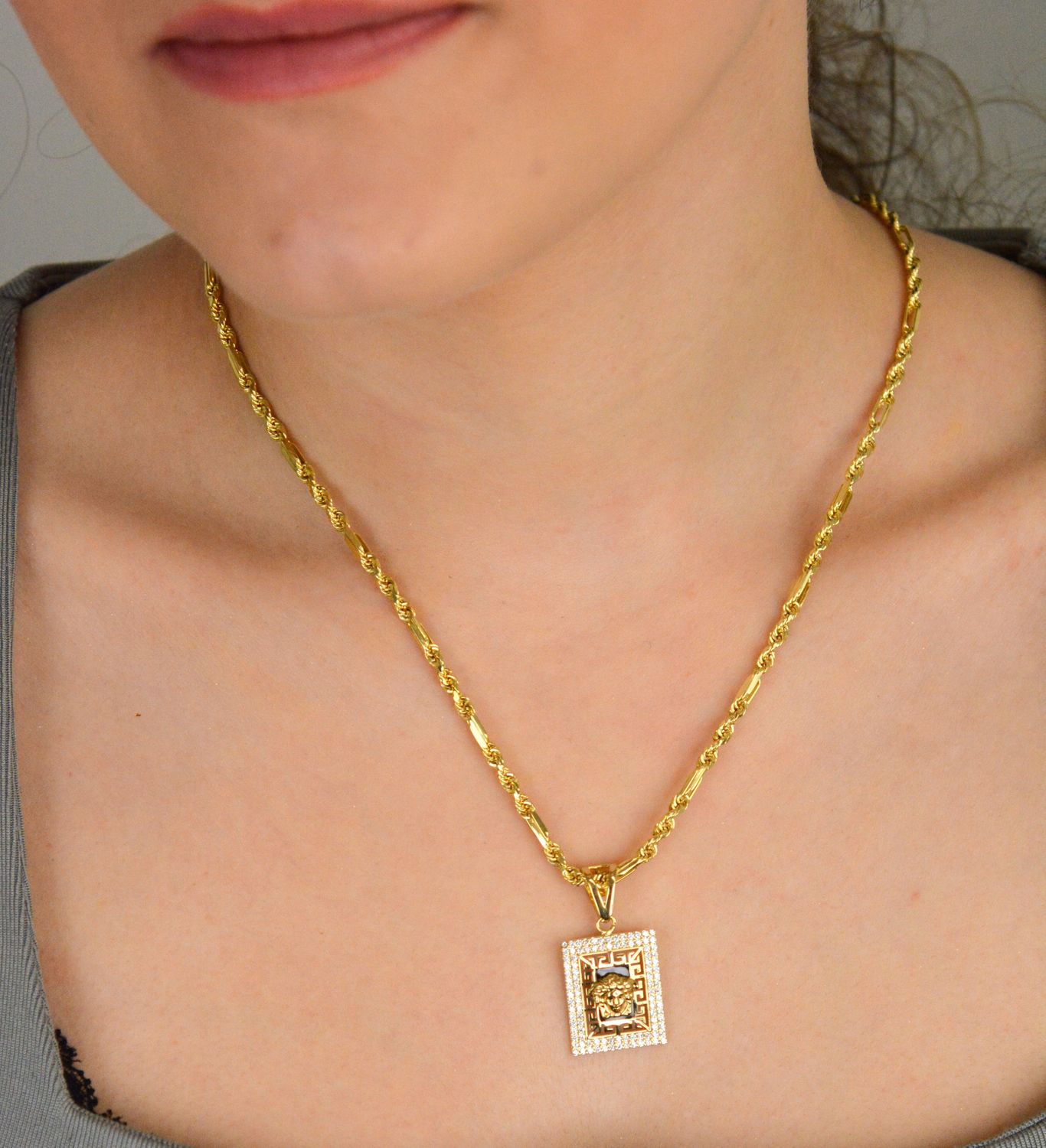 Złoty naszyjnik kordel z elementami ozdobnymi próba 585, DIA-NSZ-10470-585. Podkreśl swój styl i dodaj blasku każdej stylizacji z tym wyjątkowym złotym naszyjnikiem! Zrobiony z wysokiej jakości1.jpg