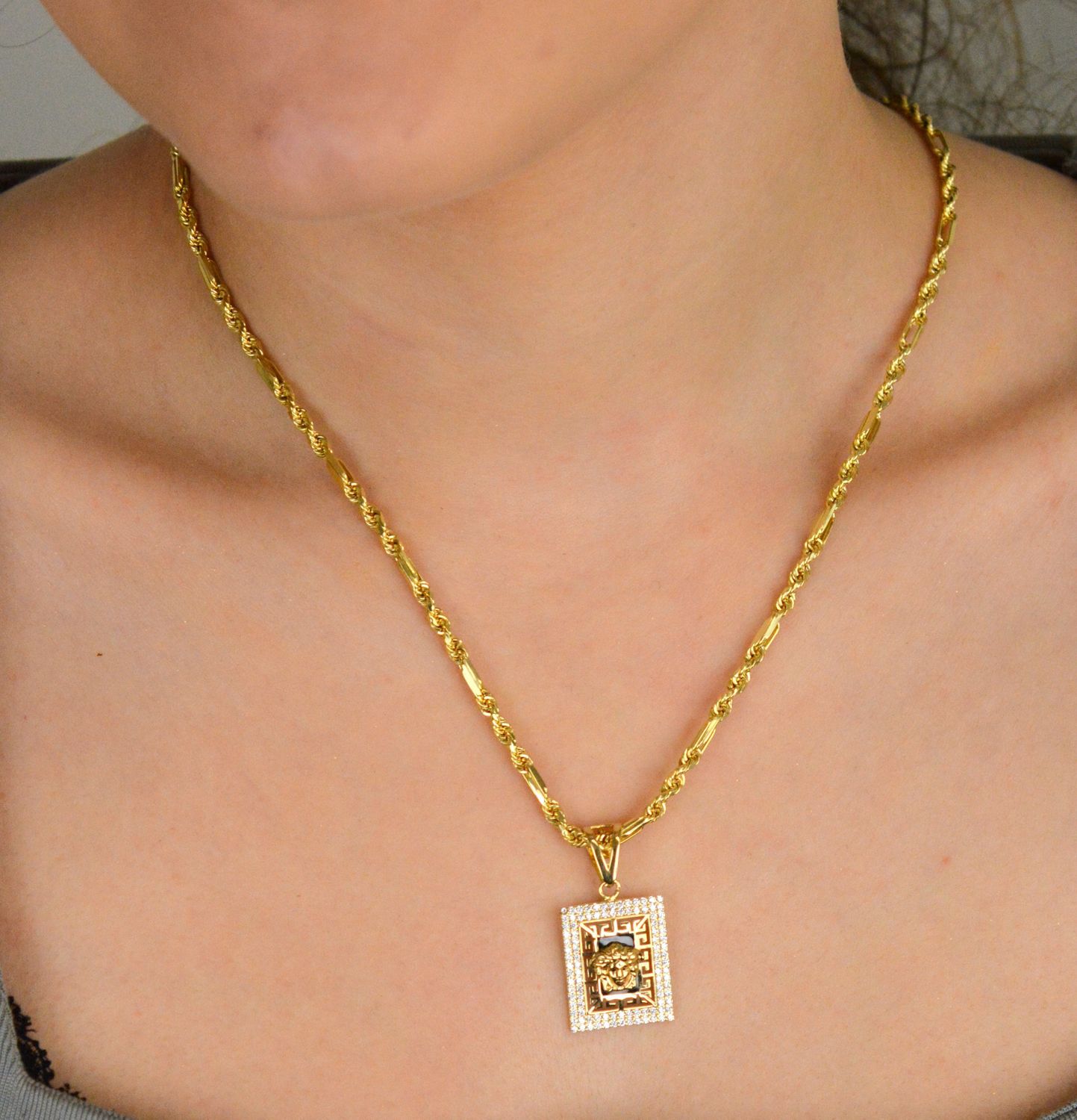 Złoty naszyjnik kordel z elementami ozdobnymi próba 585, DIA-NSZ-10470-585. Podkreśl swój styl i dodaj blasku każdej stylizacji z tym wyjątkowym złotym naszyjnikiem! Zrobiony z wysokiej jakości1.jpg