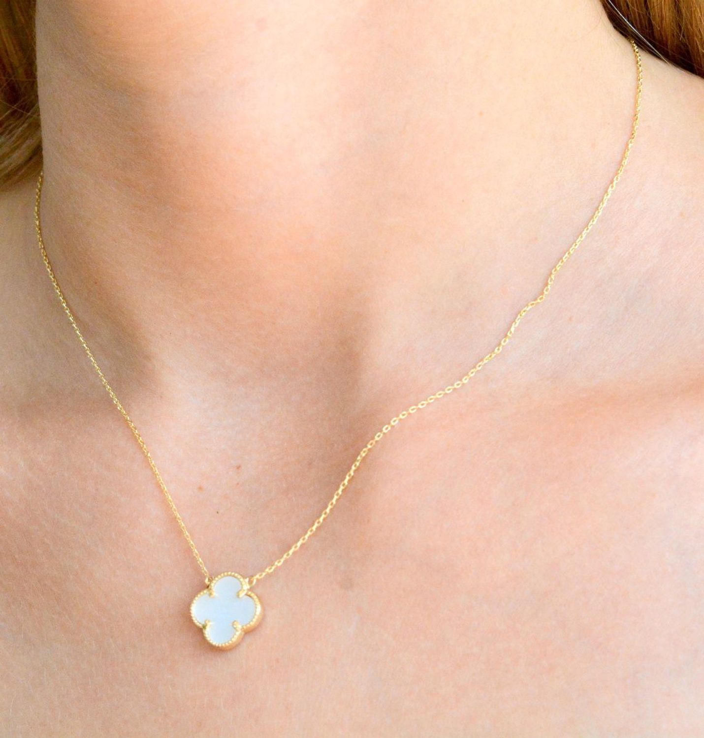 Złoty naszyjnik damski 585 celebrytka koniczynka z masą perłową DIA-NSZ-10504-585. Naszyjnik damski celebrytka. Złota celebrytka damska z koniczynką. Złoty naszyjnik celebrytka z masą perłową. Naszyjnik damski złoty idealny  (1).jpg