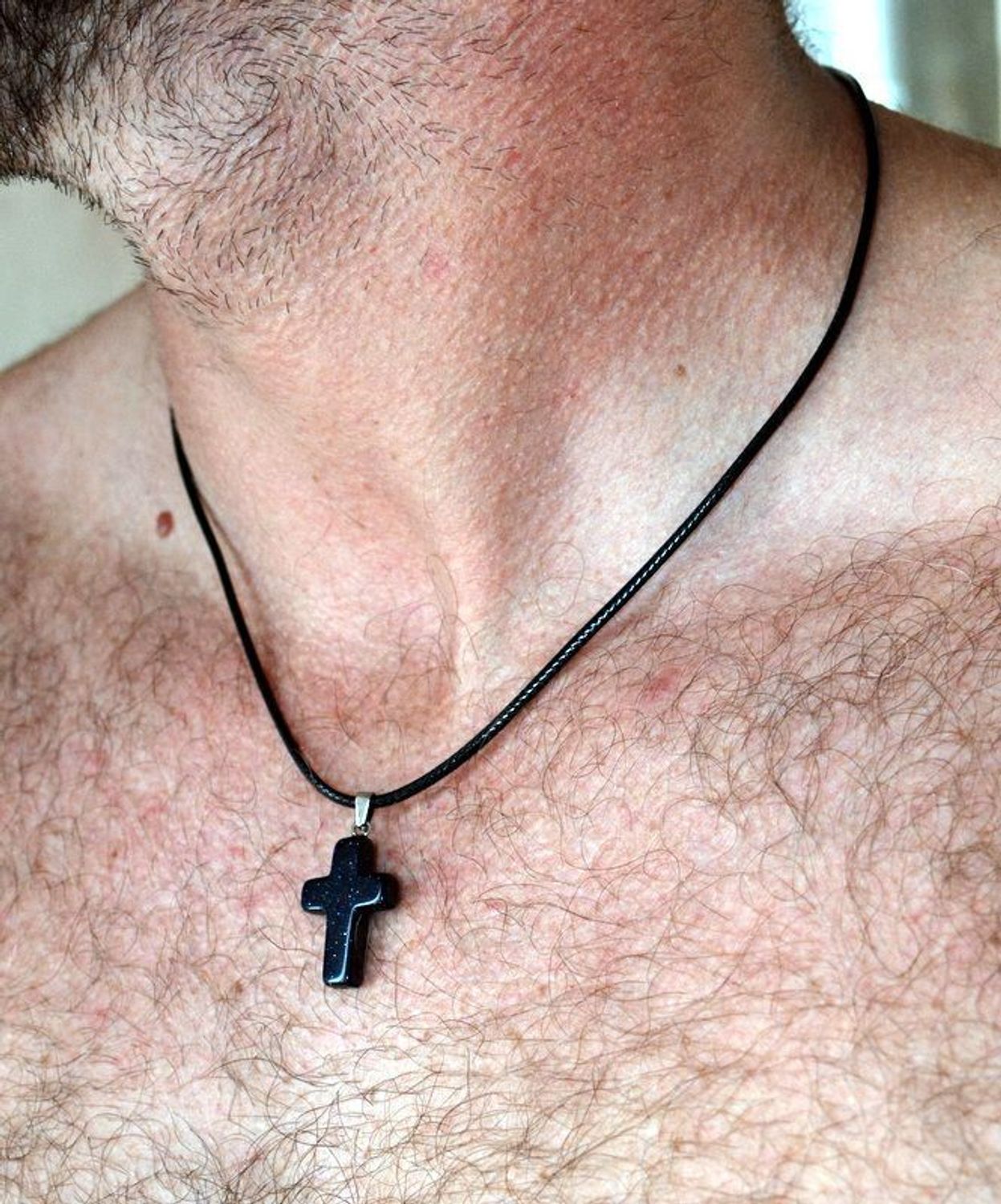 Naszyjnik męski na rzemyku z krzyżem z kamienia naturalnego Noc Kairu DIA-NSZ-10507-STAL.jpg