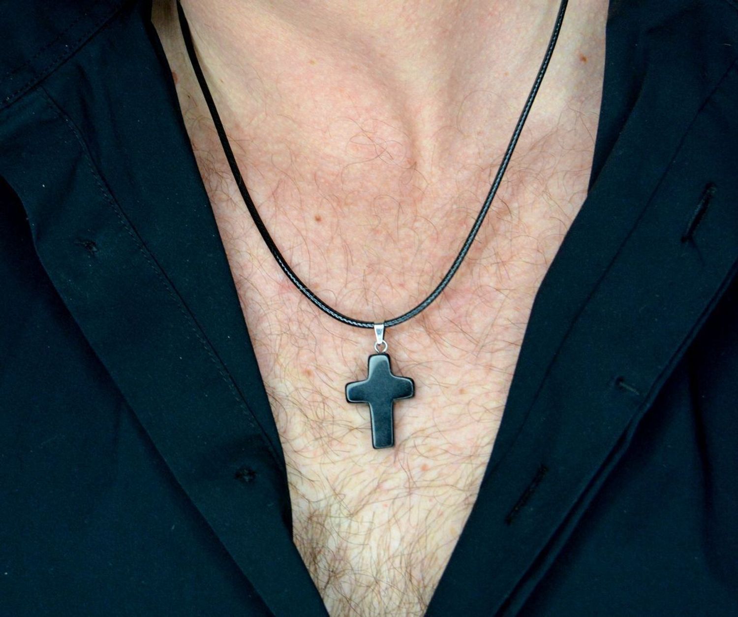 Naszyjnik męski stalowy na rzemyku z krzyżem z kamienia naturalnego Onyks DIA-NSZ-10508-STAL.jpg