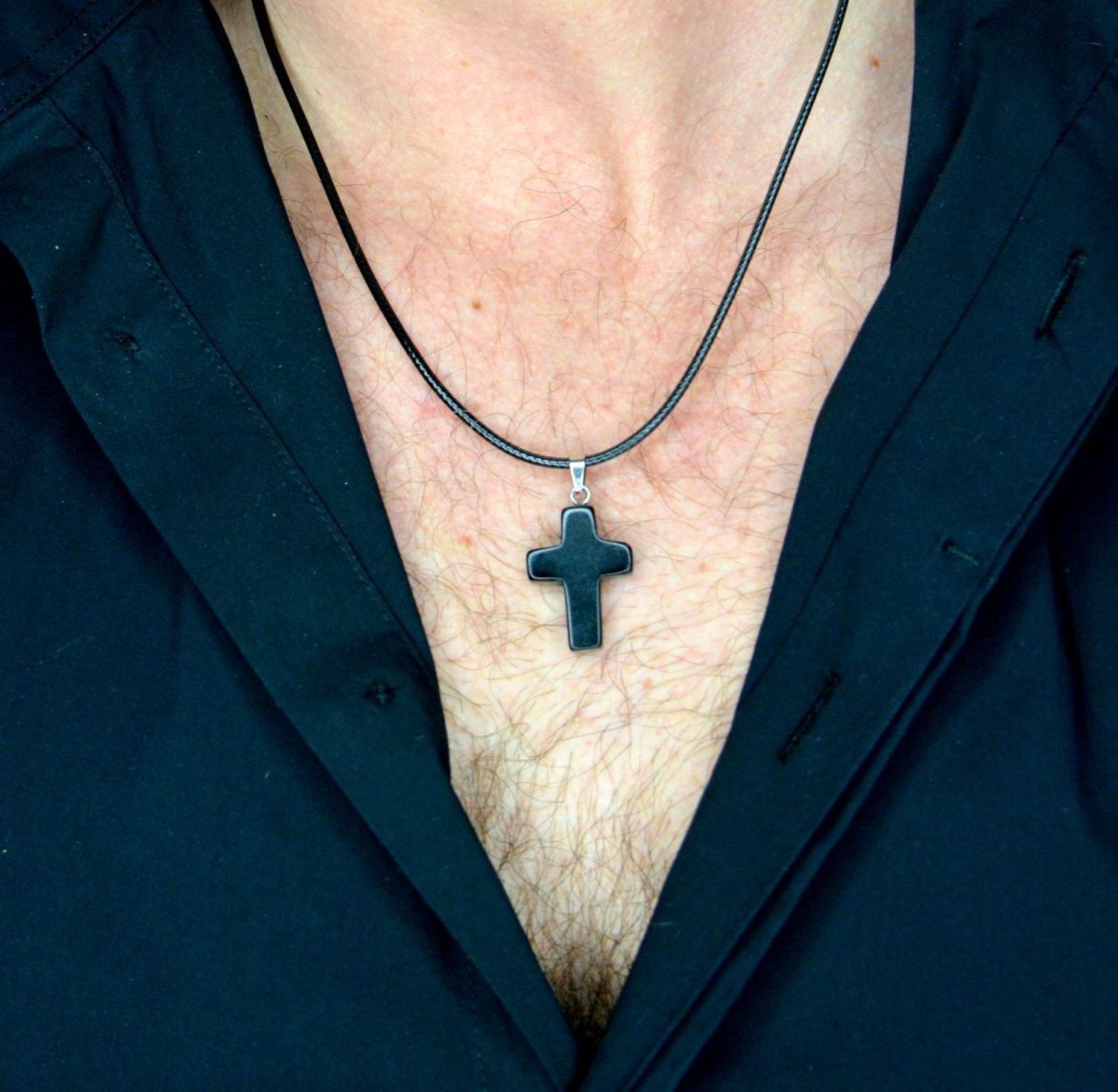 Naszyjnik męski stalowy na rzemyku z krzyżem z kamienia naturalnego Onyks DIA-NSZ-10508-STAL.jpg