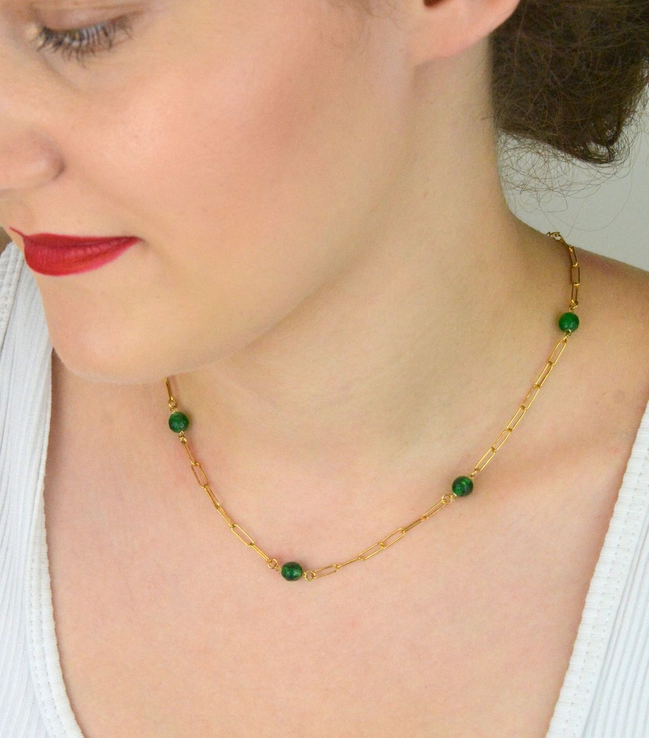 Pozłacany naszyjnik srebrny 925 z podłużnymi ogniwami i zielonymi kamieniami syntetycznymi. Długość 42 + 3 cm, waga 4,90 g. Stylowy dodatek do eleganckich i codziennych stylizacji.1.jpg