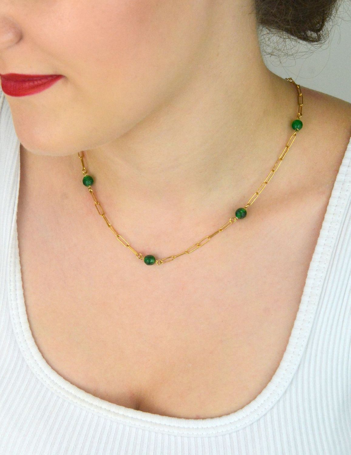 Pozłacany naszyjnik srebrny 925 z podłużnymi ogniwami i zielonymi kamieniami syntetycznymi. Długość 42 + 3 cm, waga 4,90 g. Stylowy dodatek do eleganckich i codziennych stylizacji.1.jpg