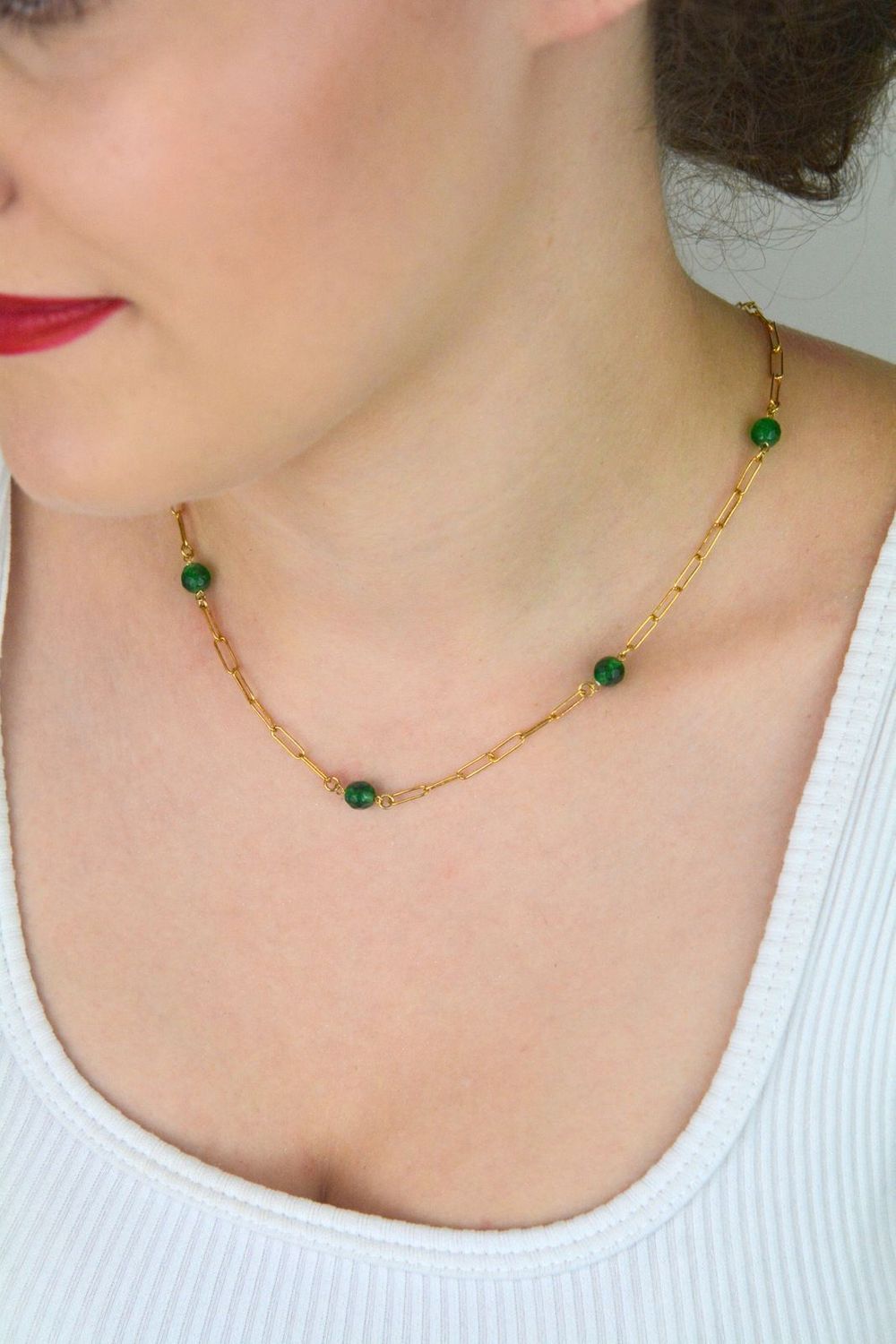 Pozłacany naszyjnik srebrny 925 z podłużnymi ogniwami i zielonymi kamieniami syntetycznymi. Długość 42 + 3 cm, waga 4,90 g. Stylowy dodatek do eleganckich i codziennych stylizacji.1.jpg