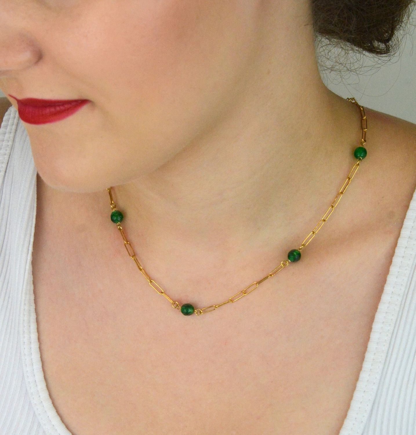 Pozłacany naszyjnik srebrny 925 z podłużnymi ogniwami i zielonymi kamieniami syntetycznymi. Długość 42 + 3 cm, waga 4,90 g. Stylowy dodatek do eleganckich i codziennych stylizacji.1.jpg