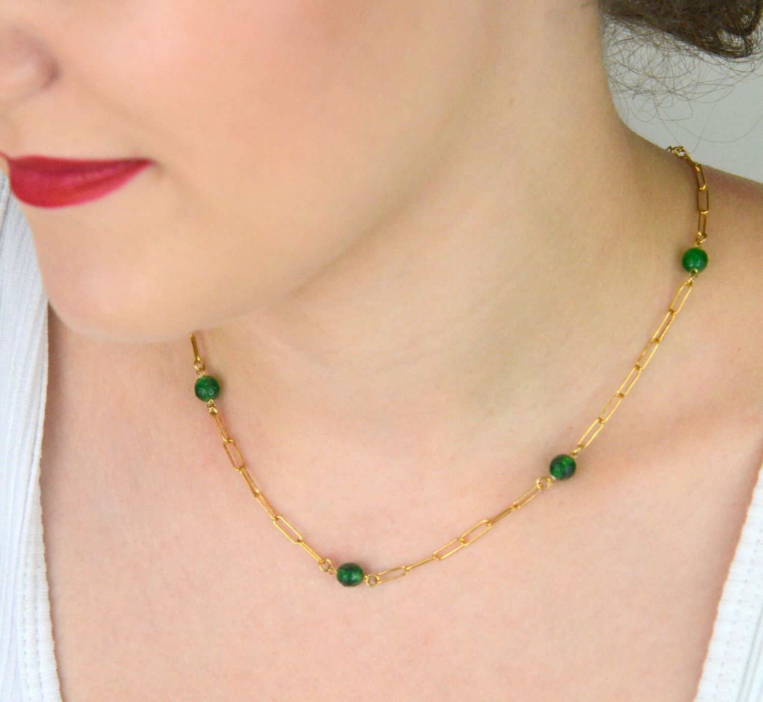 Pozłacany naszyjnik srebrny 925 z podłużnymi ogniwami i zielonymi kamieniami syntetycznymi. Długość 42 + 3 cm, waga 4,90 g. Stylowy dodatek do eleganckich i codziennych stylizacji.1.jpg