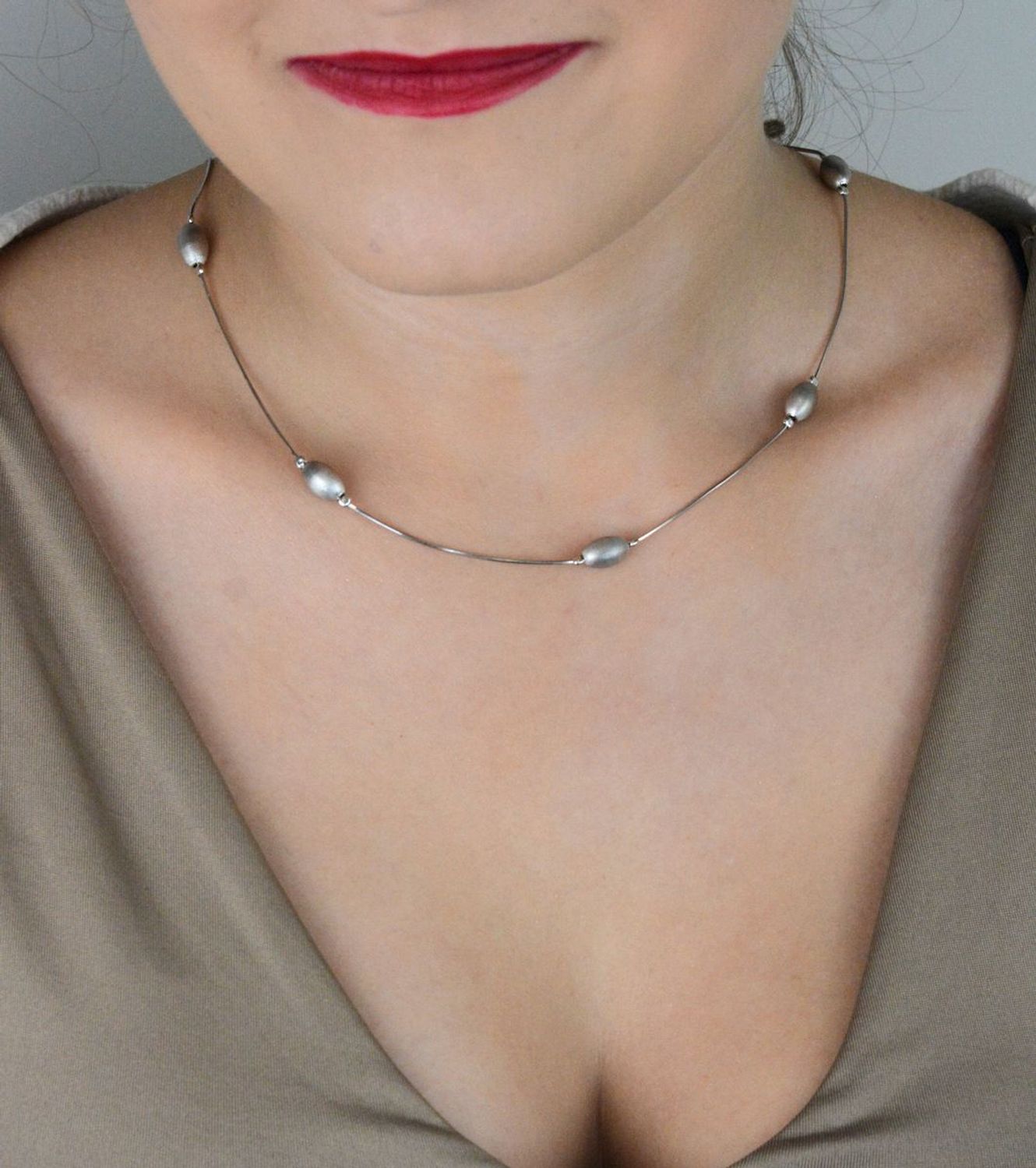 Naszyjnik damski srebrny próby 925 zdobiony podłużnymi elementami. Długość 45 + 3 cm, waga 3,60 g, zapięcie na karabińczyk. Klasyczna elegancja w nowoczesnym wydaniu.1.jpg