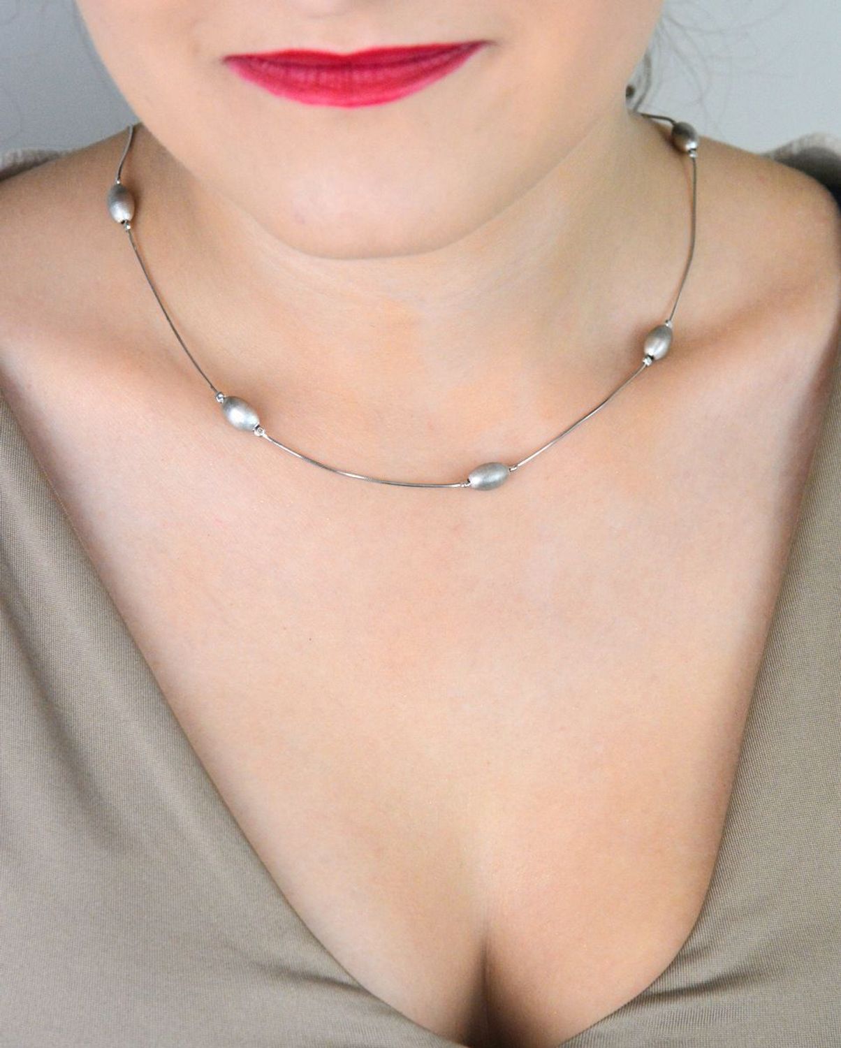 Naszyjnik damski srebrny próby 925 zdobiony podłużnymi elementami. Długość 45 + 3 cm, waga 3,60 g, zapięcie na karabińczyk. Klasyczna elegancja w nowoczesnym wydaniu.1.jpg