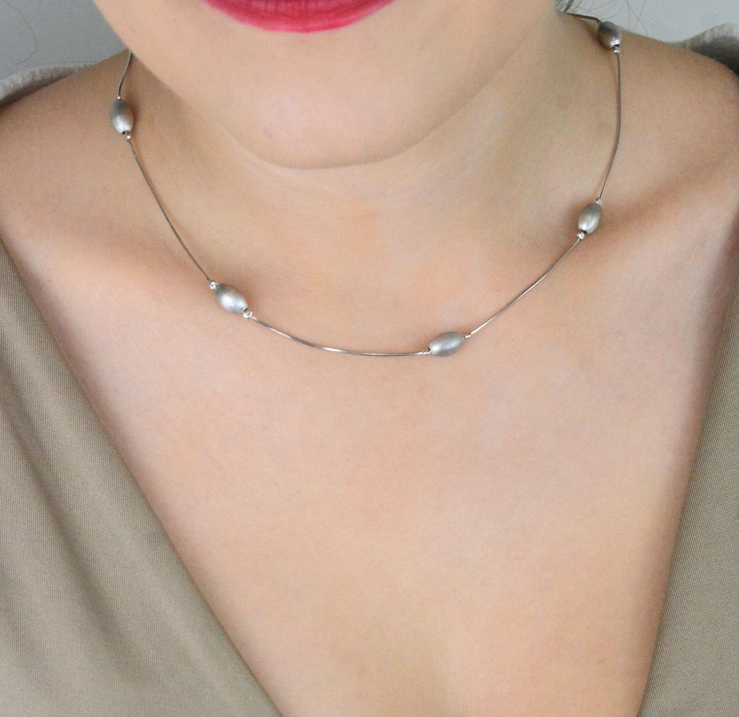 Naszyjnik damski srebrny próby 925 zdobiony podłużnymi elementami. Długość 45 + 3 cm, waga 3,60 g, zapięcie na karabińczyk. Klasyczna elegancja w nowoczesnym wydaniu.1.jpg