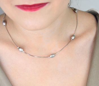 Naszyjnik damski srebrny próby 925 zdobiony podłużnymi elementami. Długość 45 + 3 cm, waga 3,60 g, zapięcie na karabińczyk. Klasyczna elegancja w nowoczesnym wydaniu (1).JPG