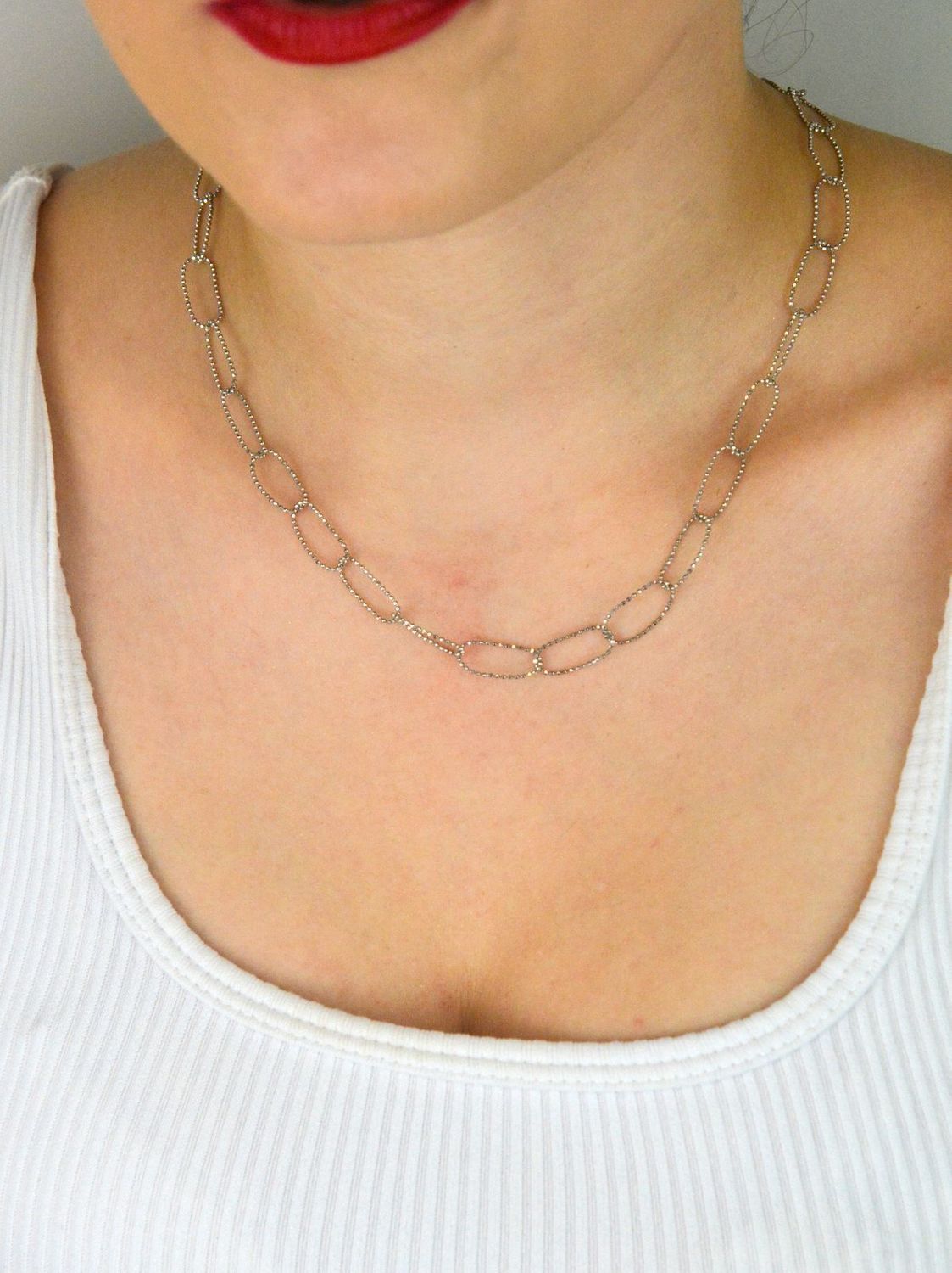 Damski naszyjnik srebrny DIA-NSZ-10808-925 z owalnymi oczkami z drobnych, błyszczących kuleczek. Próba 925, długość 40+3 cm, waga 3,70 g. Idealny do codziennych i eleganckich stylizacji.1.jpg