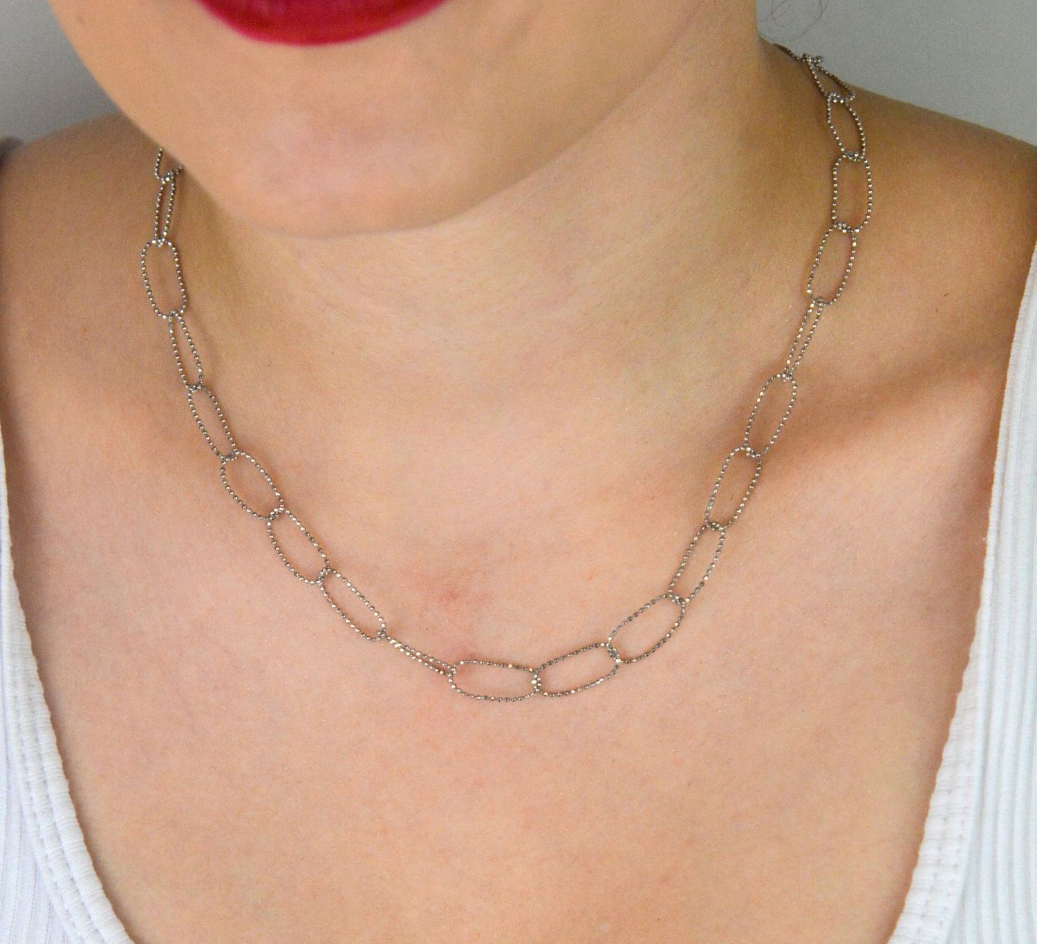 Damski naszyjnik srebrny DIA-NSZ-10808-925 z owalnymi oczkami z drobnych, błyszczących kuleczek. Próba 925, długość 40+3 cm, waga 3,70 g. Idealny do codziennych i eleganckich stylizacji.1.jpg