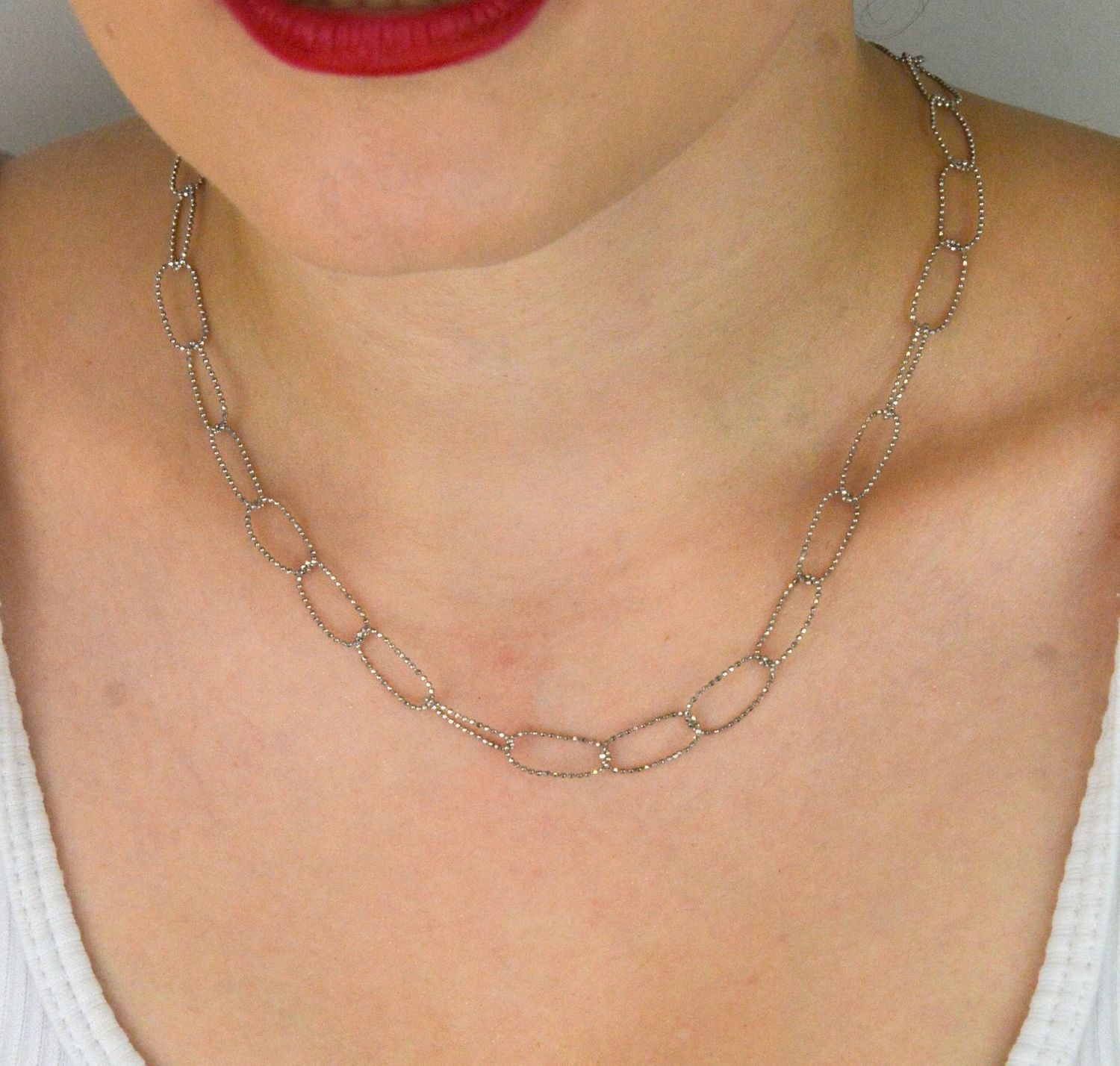 Damski naszyjnik srebrny DIA-NSZ-10808-925 z owalnymi oczkami z drobnych, błyszczących kuleczek. Próba 925, długość 40+3 cm, waga 3,70 g. Idealny do codziennych i eleganckich stylizacji.1.jpg