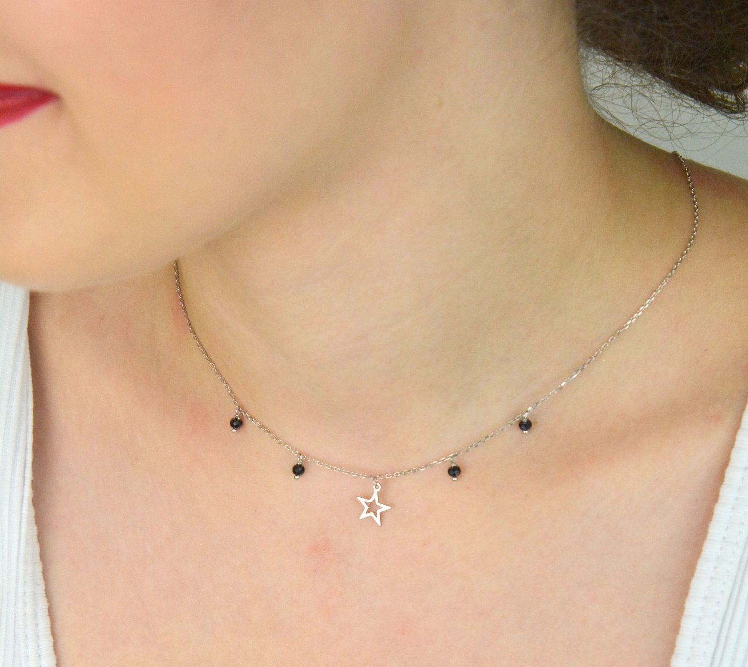 Naszyjnik celebrytka srebrny 925 z wiszącą gwiazdką i czarnymi kamieniami. Długość 42 + 2 cm, waga 1,80 g. Idealny dodatek do codziennych i eleganckich stylizacji.1.jpg