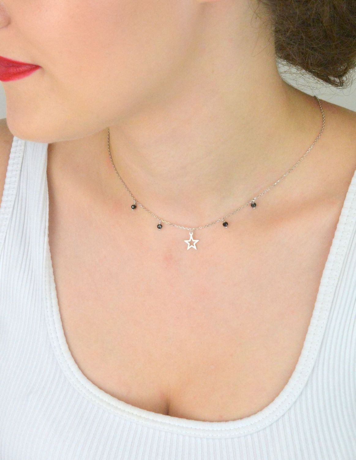 Naszyjnik celebrytka srebrny 925 z wiszącą gwiazdką i czarnymi kamieniami. Długość 42 + 2 cm, waga 1,80 g. Idealny dodatek do codziennych i eleganckich stylizacji.1.jpg