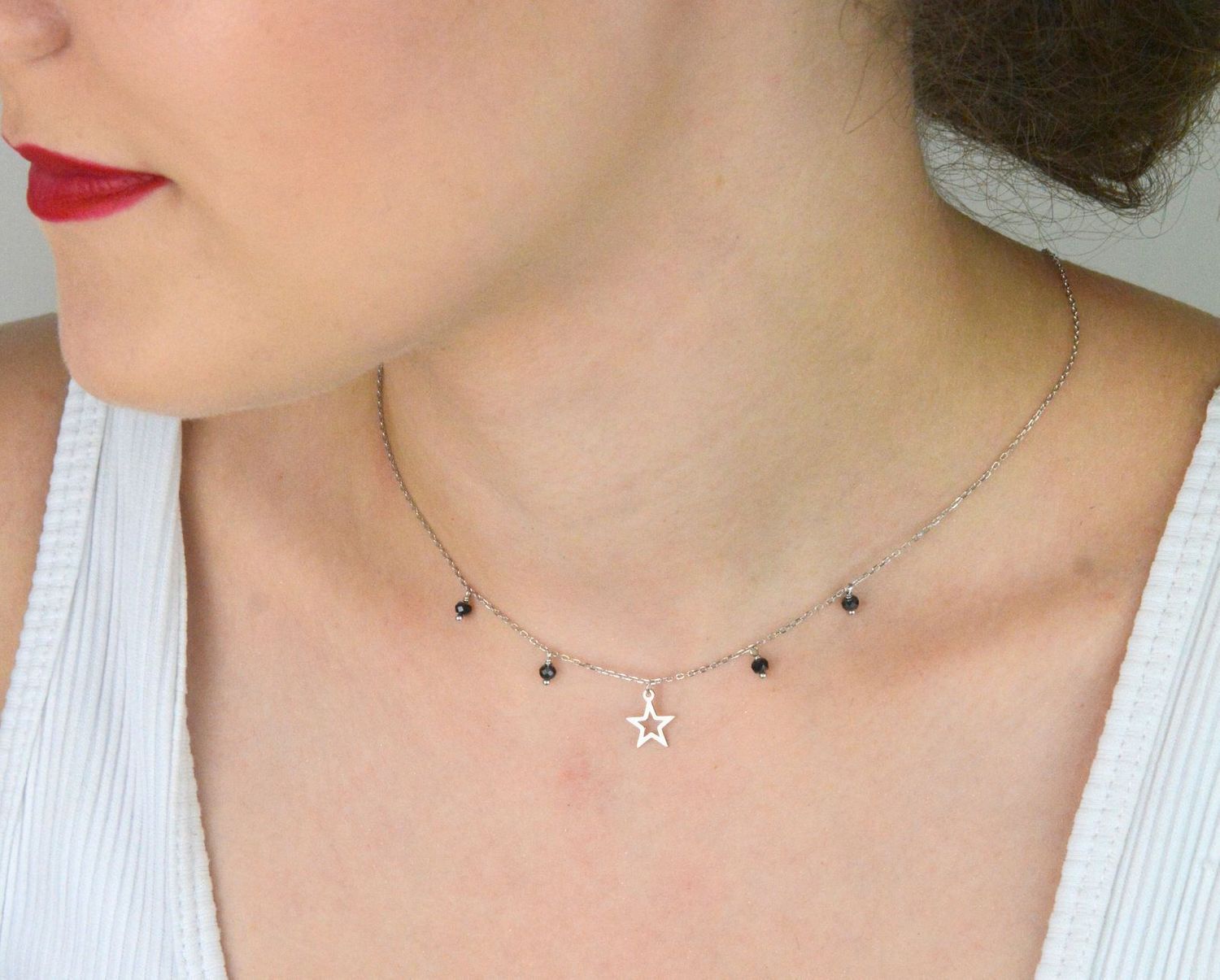 Naszyjnik celebrytka srebrny 925 z wiszącą gwiazdką i czarnymi kamieniami. Długość 42 + 2 cm, waga 1,80 g. Idealny dodatek do codziennych i eleganckich stylizacji.1.jpg