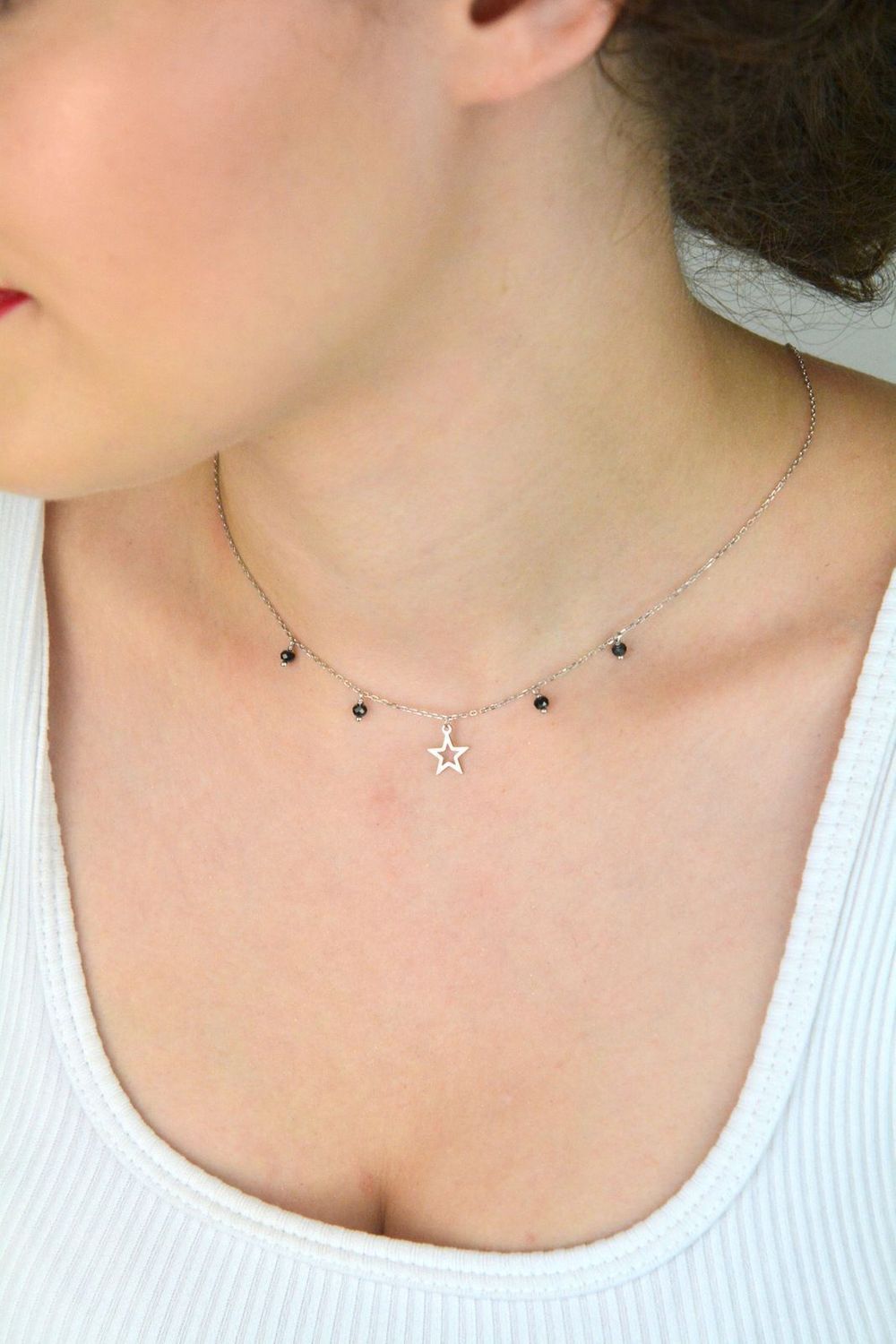 Naszyjnik celebrytka srebrny 925 z wiszącą gwiazdką i czarnymi kamieniami. Długość 42 + 2 cm, waga 1,80 g. Idealny dodatek do codziennych i eleganckich stylizacji.1.jpg