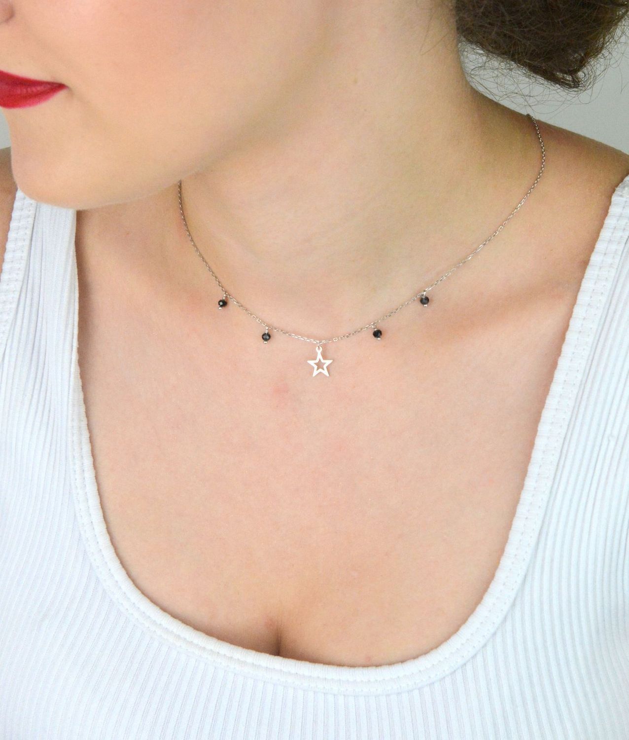 Naszyjnik celebrytka srebrny 925 z wiszącą gwiazdką i czarnymi kamieniami. Długość 42 + 2 cm, waga 1,80 g. Idealny dodatek do codziennych i eleganckich stylizacji.1.jpg