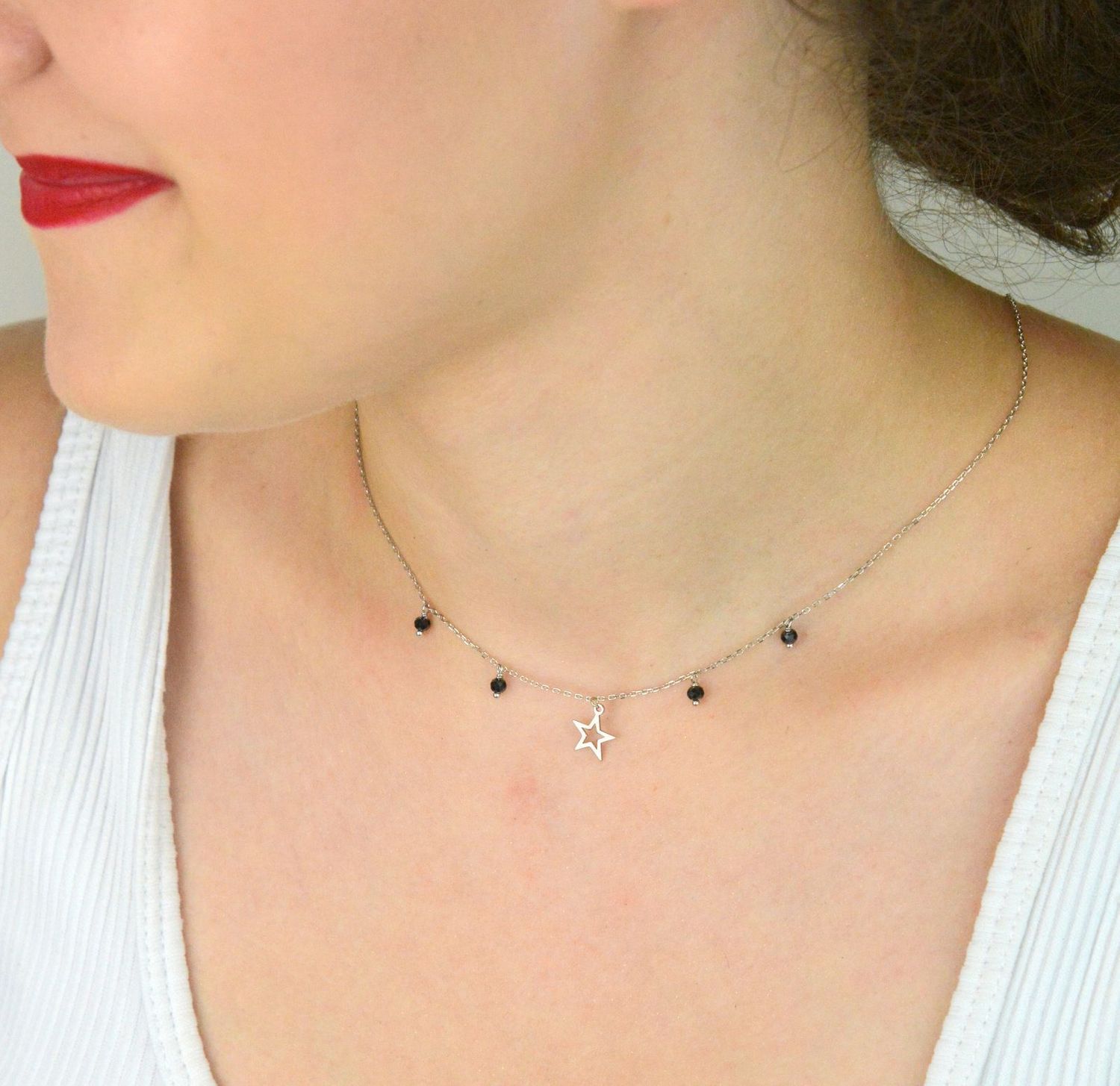 Naszyjnik celebrytka srebrny 925 z wiszącą gwiazdką i czarnymi kamieniami. Długość 42 + 2 cm, waga 1,80 g. Idealny dodatek do codziennych i eleganckich stylizacji.1.jpg
