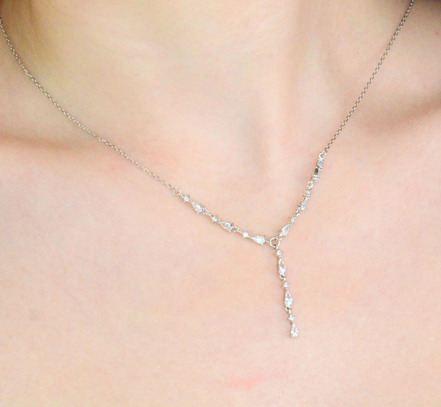 Srebrny naszyjnik damski 925 krawatka z cyrkoniami DIA-NSZ-10820-925.  Naszyjnik typu krawatka. Naszyjnik został stworzony dla odważnych i pewnych siebie kobiet. Przedstawiamy naszą propozycje ślubnej biżuterii.1.jpg