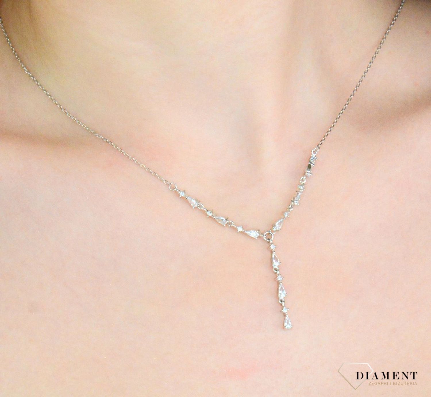 Srebrny naszyjnik damski 925 krawatka z cyrkoniami DIA-NSZ-10820-925.  Naszyjnik typu krawatka. Naszyjnik został stworzony dla odważnych i pewnych siebie kobiet. Przedstawiamy naszą propozycje ślubnej biżuterii.1.jpg