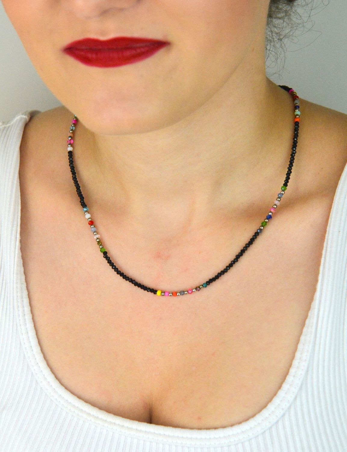 Naszyjnik damski srebrny 925 z czarnym spinelami i kolorowymi kamieniami. Długość 40+5 cm, zapięcie na karabińczyk. Elegancka, naturalna biżuteria idealna na każdą okazję.1.jpg