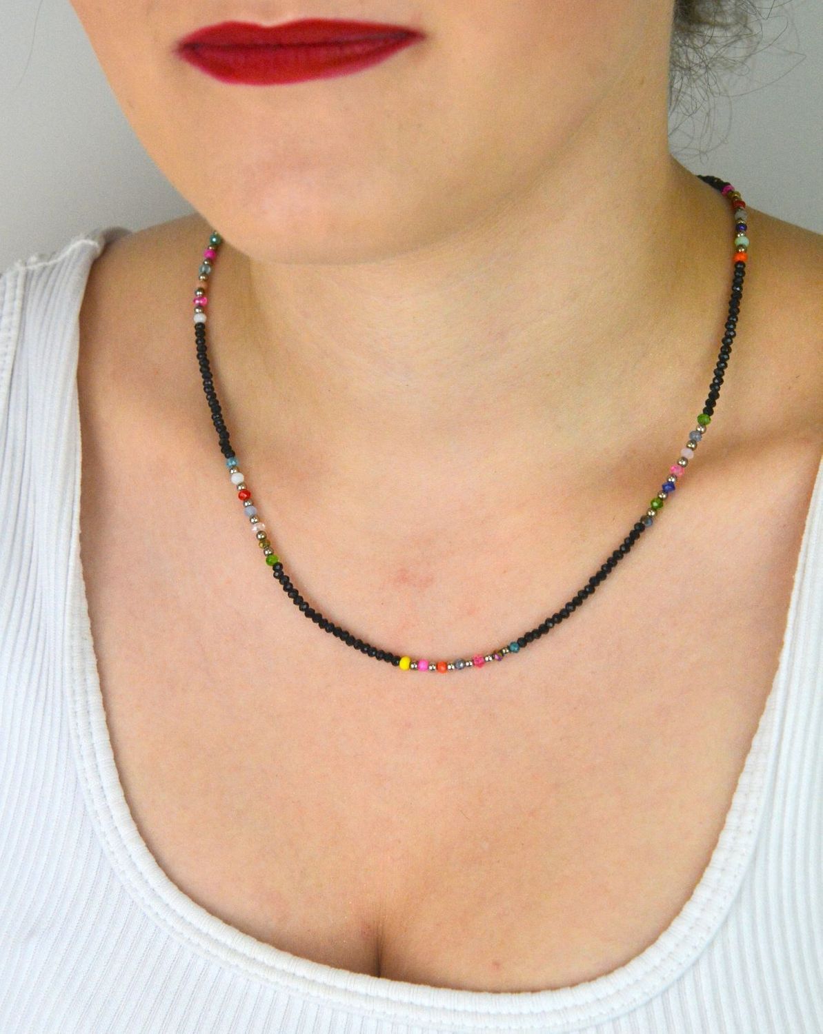 Naszyjnik damski srebrny 925 z czarnym spinelami i kolorowymi kamieniami. Długość 40+5 cm, zapięcie na karabińczyk. Elegancka, naturalna biżuteria idealna na każdą okazję.1.jpg