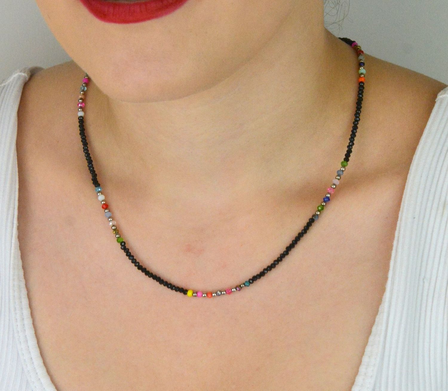 Naszyjnik damski srebrny 925 z czarnym spinelami i kolorowymi kamieniami. Długość 40+5 cm, zapięcie na karabińczyk. Elegancka, naturalna biżuteria idealna na każdą okazję.1.jpg